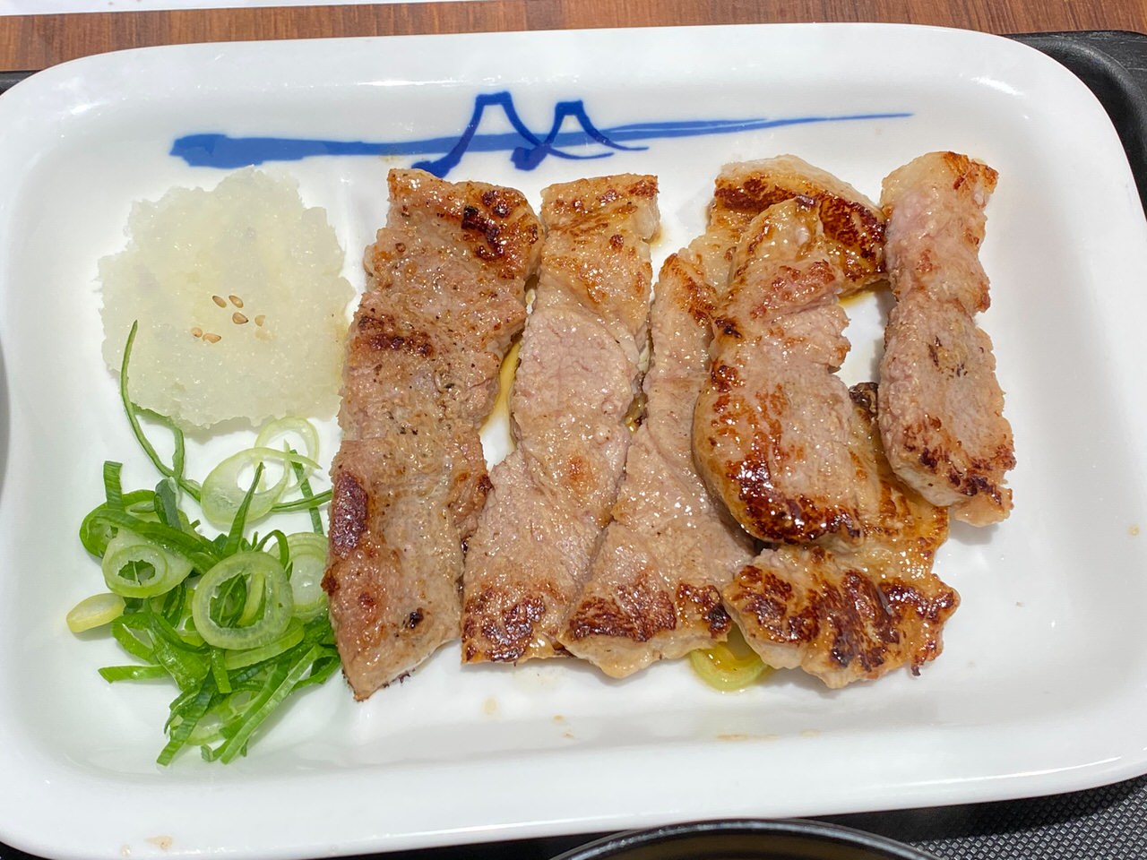 【松屋】リニューアルして厚切りになった「厚切り豚焼肉定食」 4