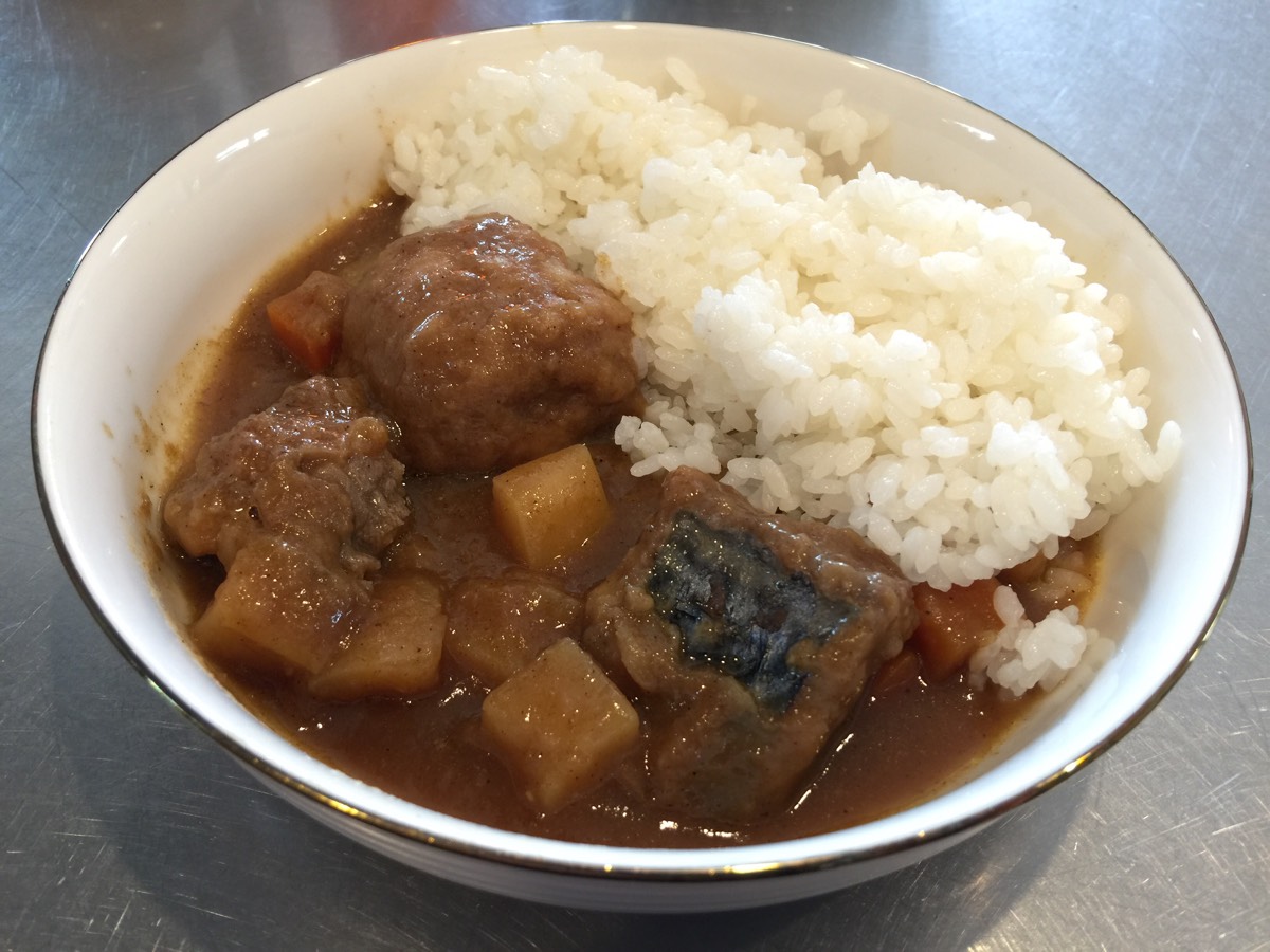 サバカレー缶をご飯で盛り付け