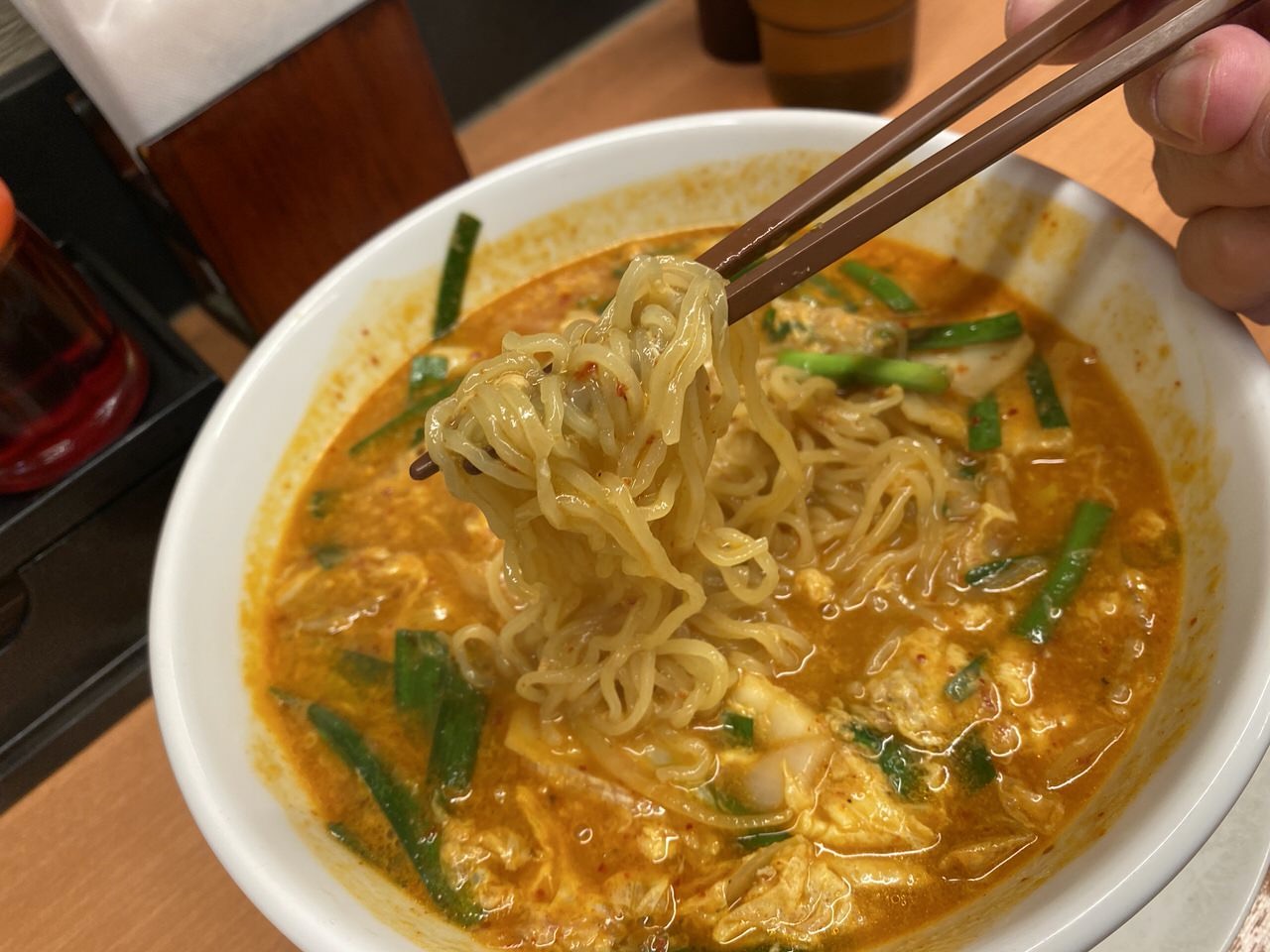 日高屋「チゲ味噌ラーメン」細麺・麺硬め 2