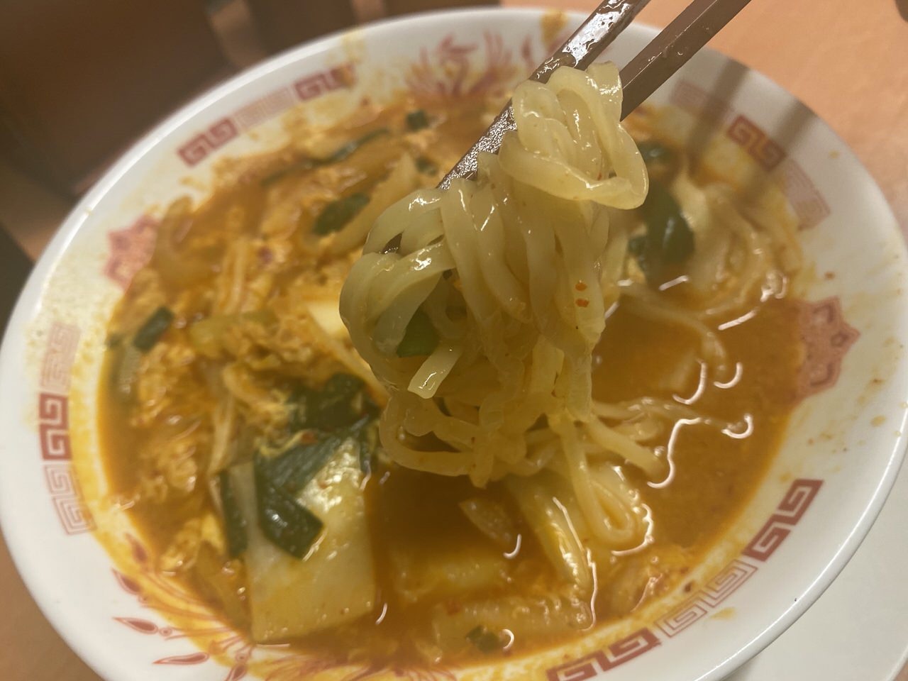 日高屋「チゲ味噌ラーメン」細麺・麺硬め 4