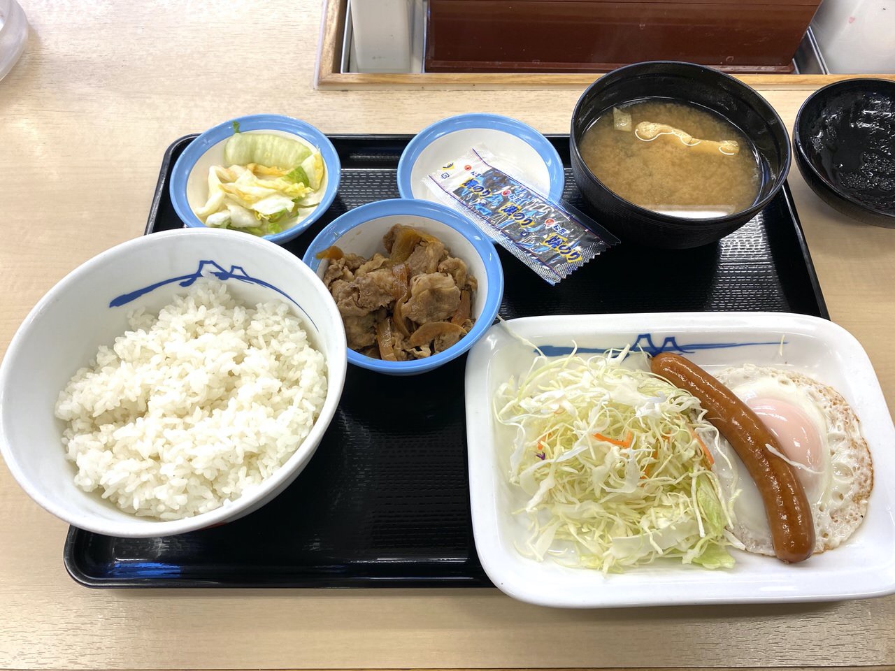 【松屋の朝食】「ソーセージエッグ定食」1