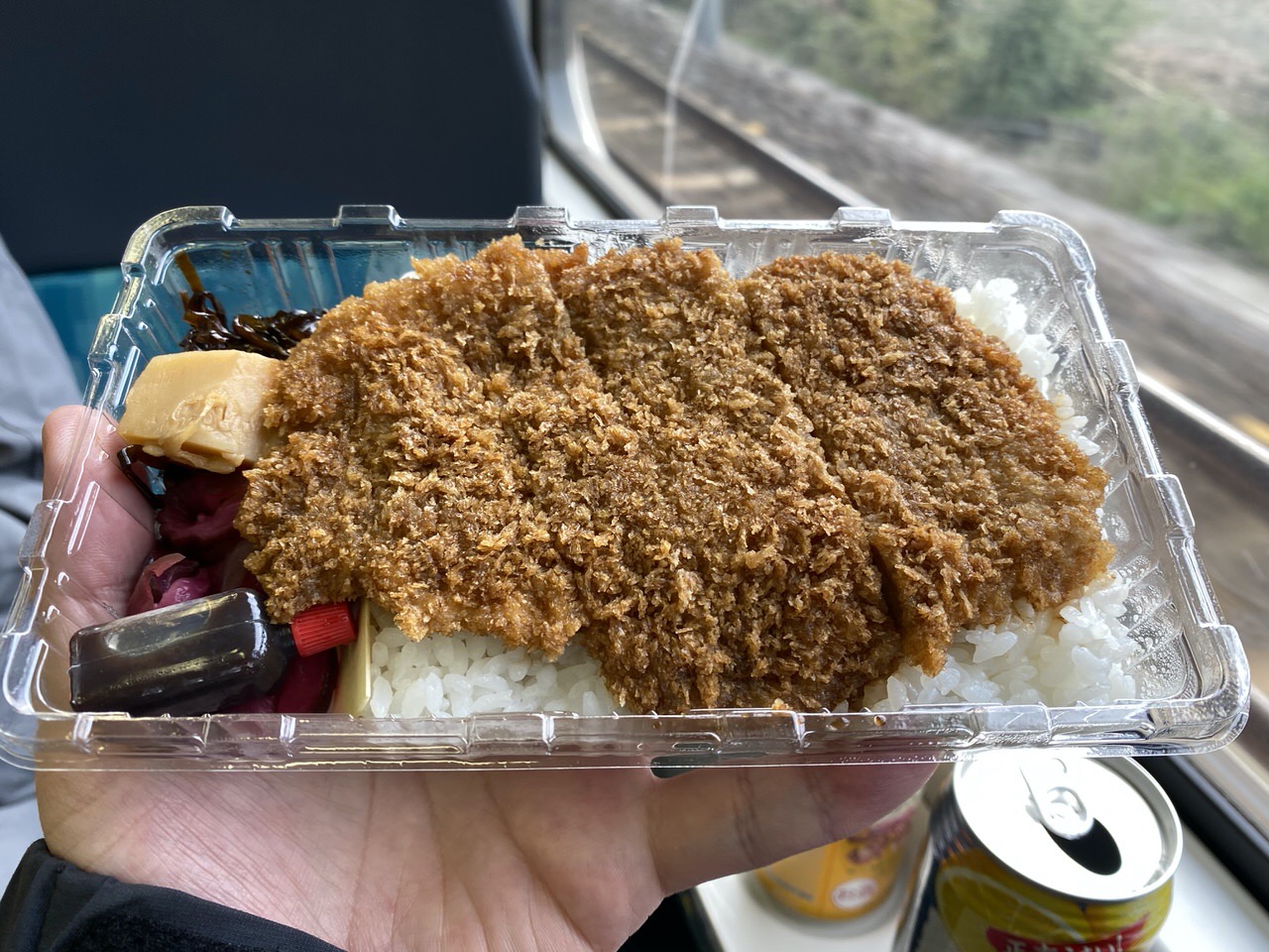 万葉軒の「とんかつ弁当」は500円！衝撃的な安さの上に冷たくても美味しい