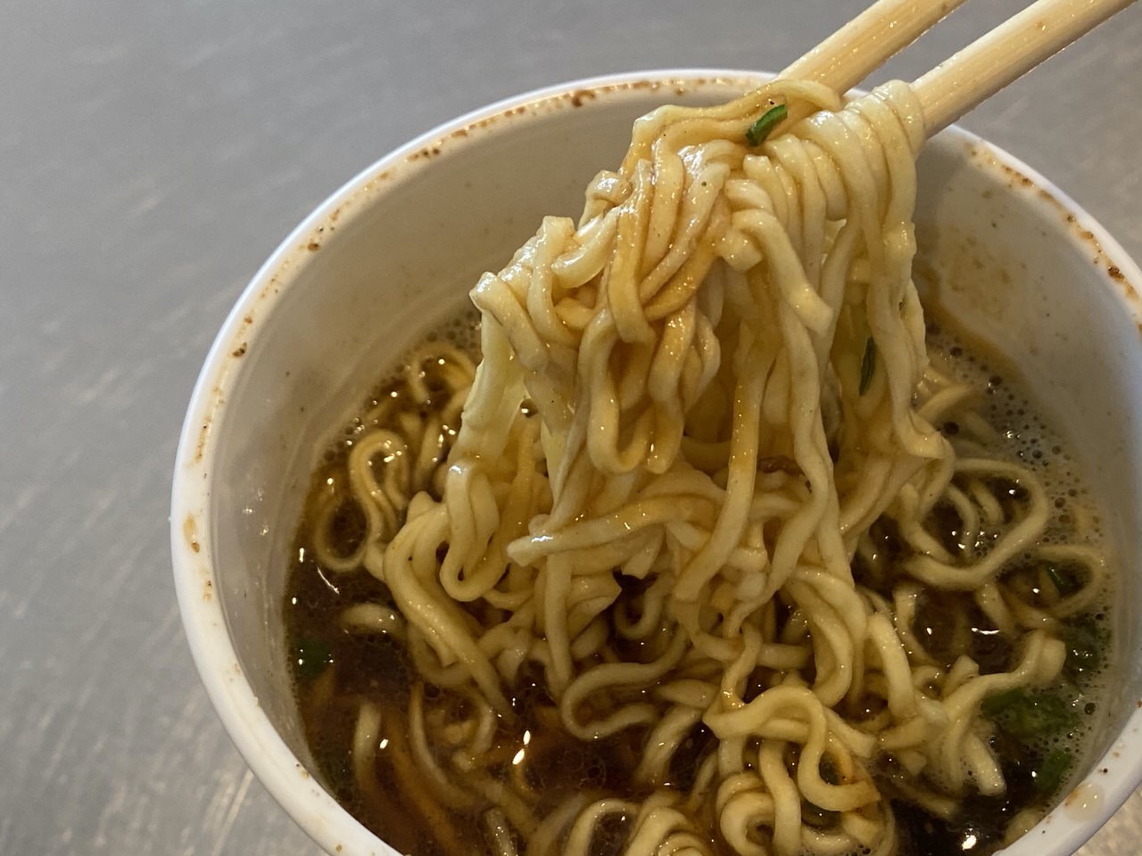 【ファミマ限定】「麺屋 六感堂 山椒ブラック」カップラーメン食べてみた