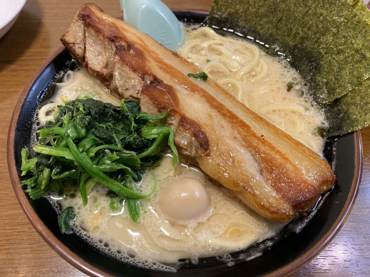 「横浜家系ラーメンとりとん」厚さ3cmの超肉塊チャーシューで超満腹！メガトンラーメンは1日15食限定（浦和）