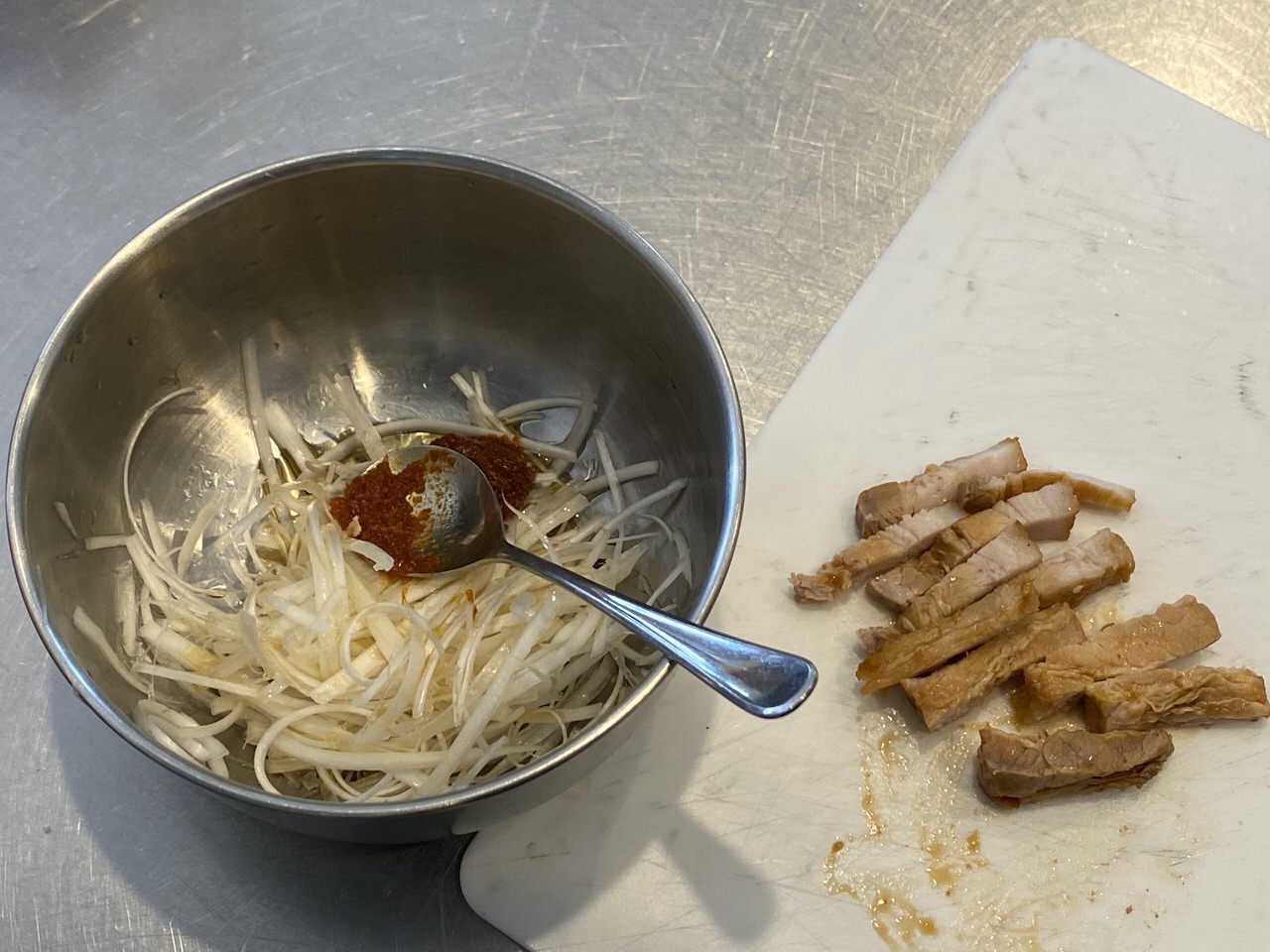 「ネギカッター」で白髪ネギを大量に生成してピリ辛ネギの美味いネギ味噌ラーメンを作る