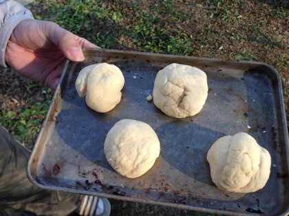 ピザ窯でパンを焼く