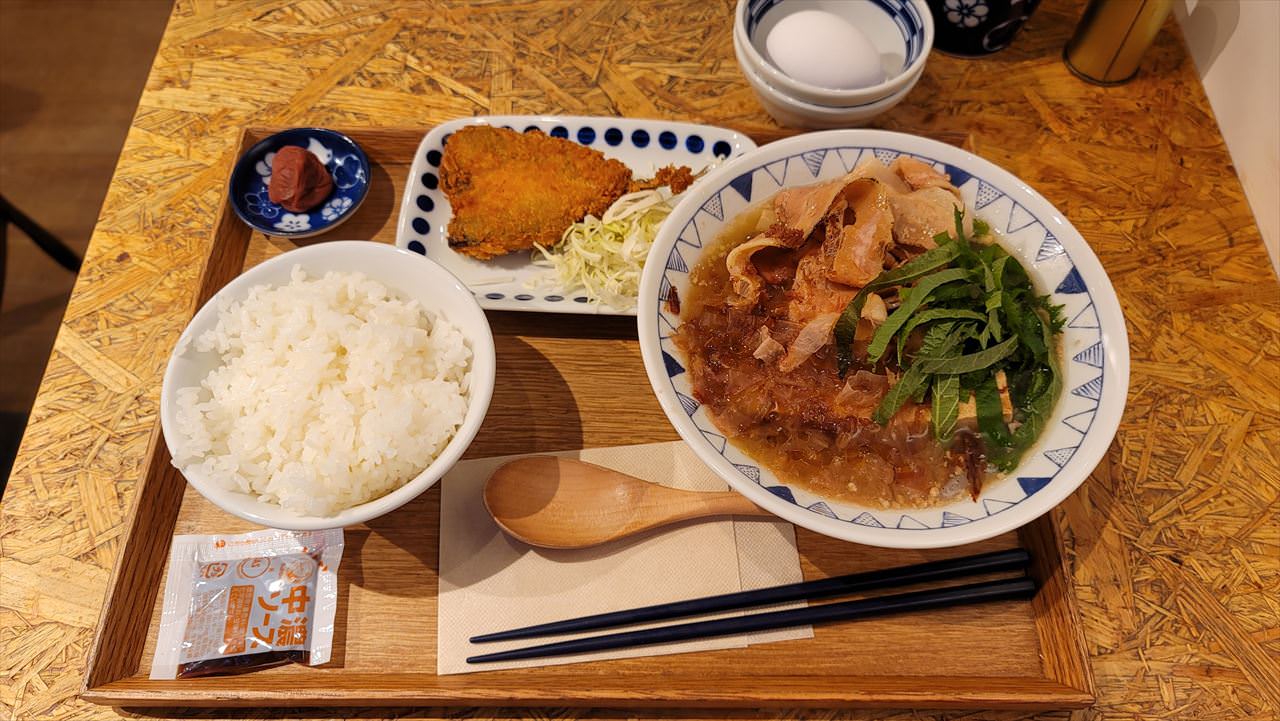 ごちとん「梅かつお豚汁定食」 04 04