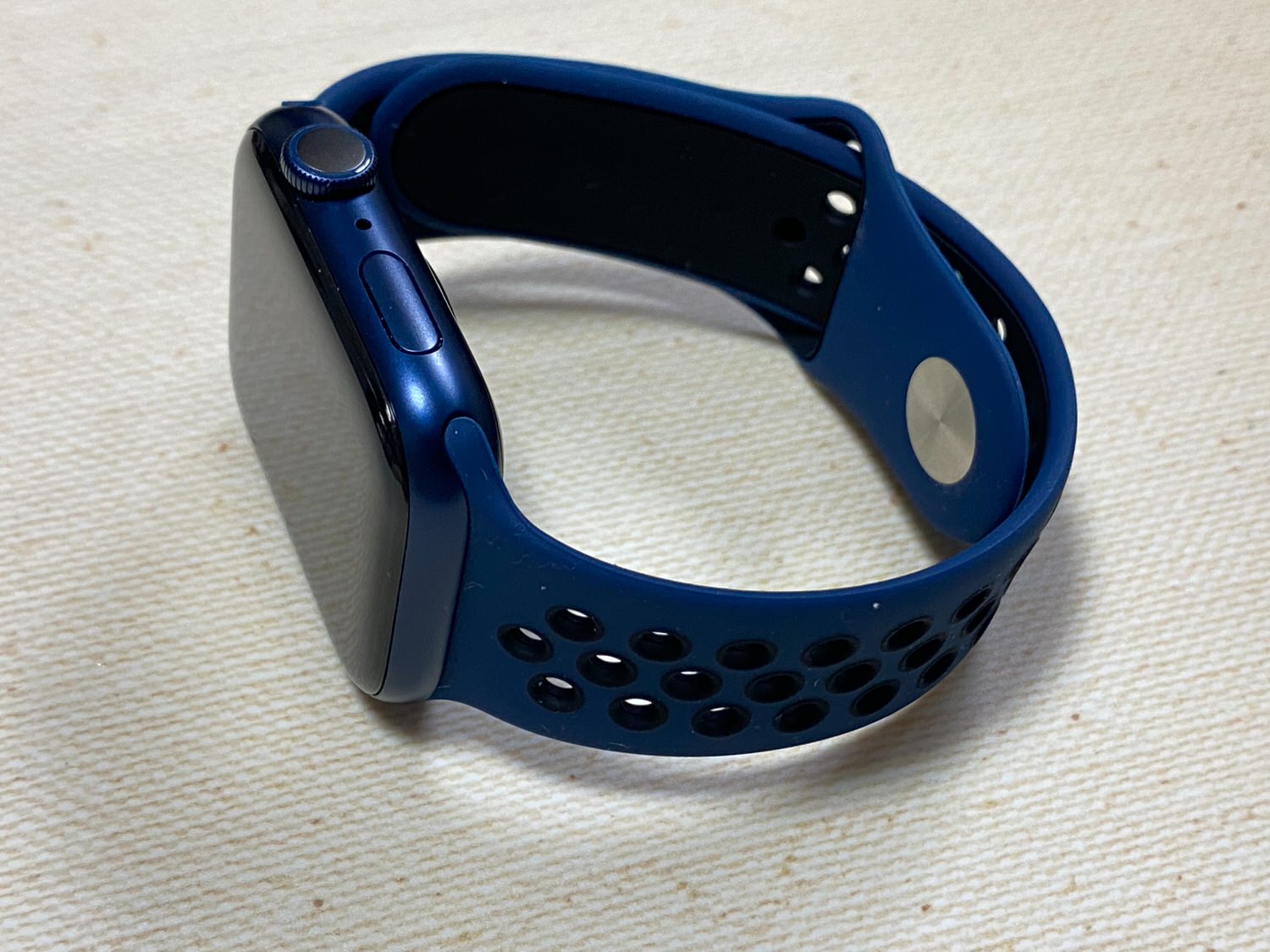 Apple watch change band 22 07 04