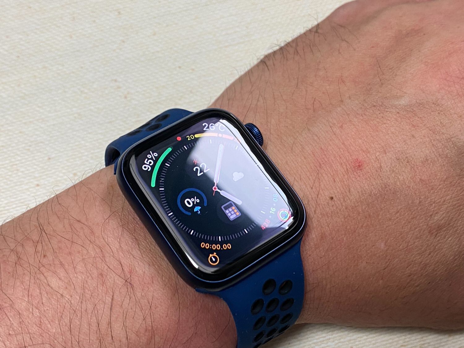 Apple watch change band 22 08 04