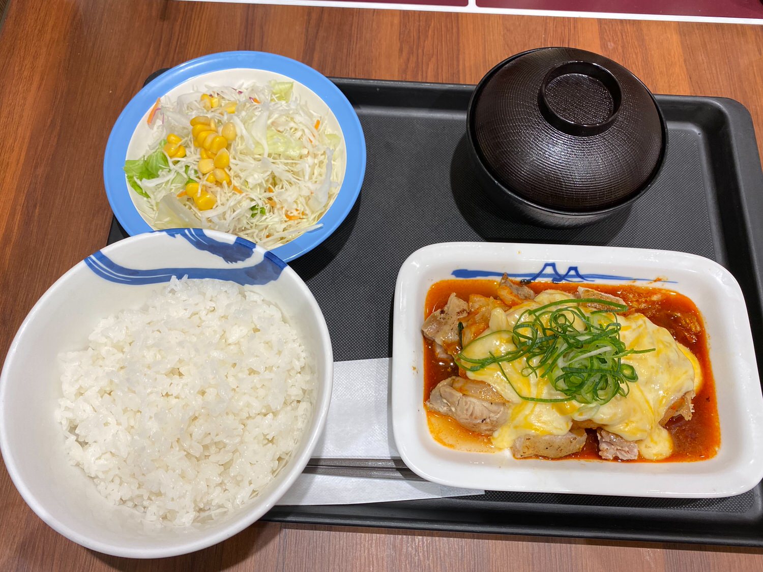 “とろけるチーズの”旨辛ごろごろチキン定食 01 04