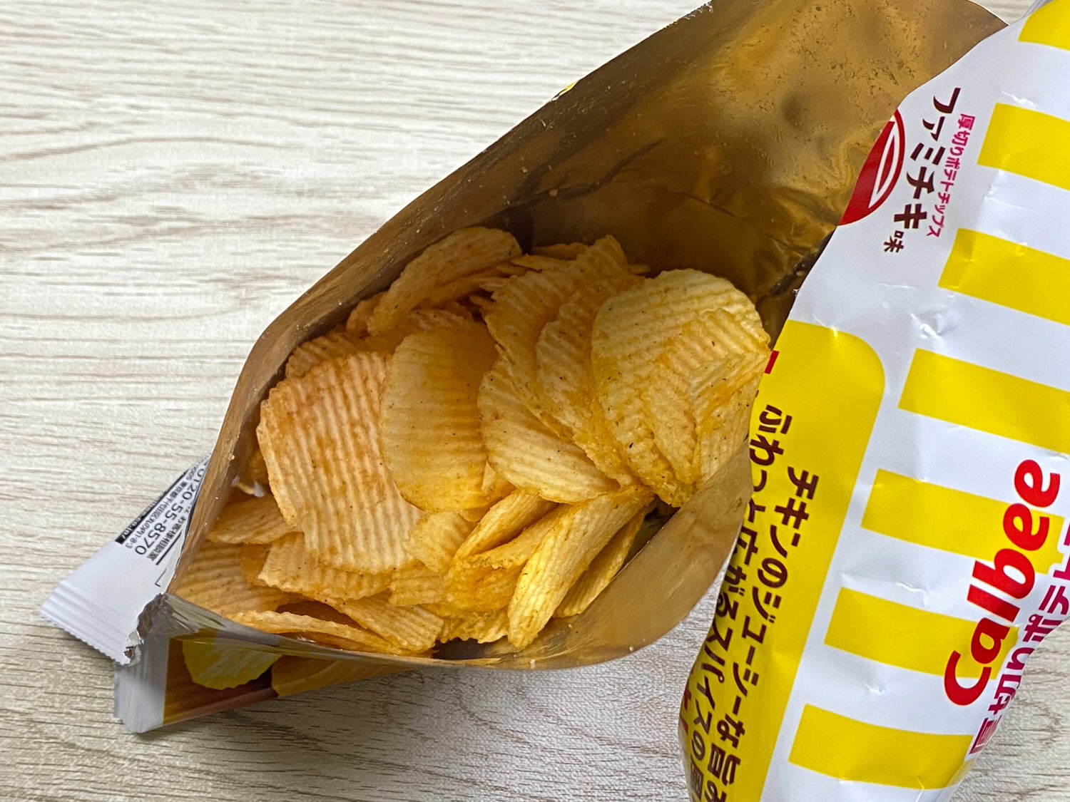 F厚切りポテトチップス ファミチキ味 27004