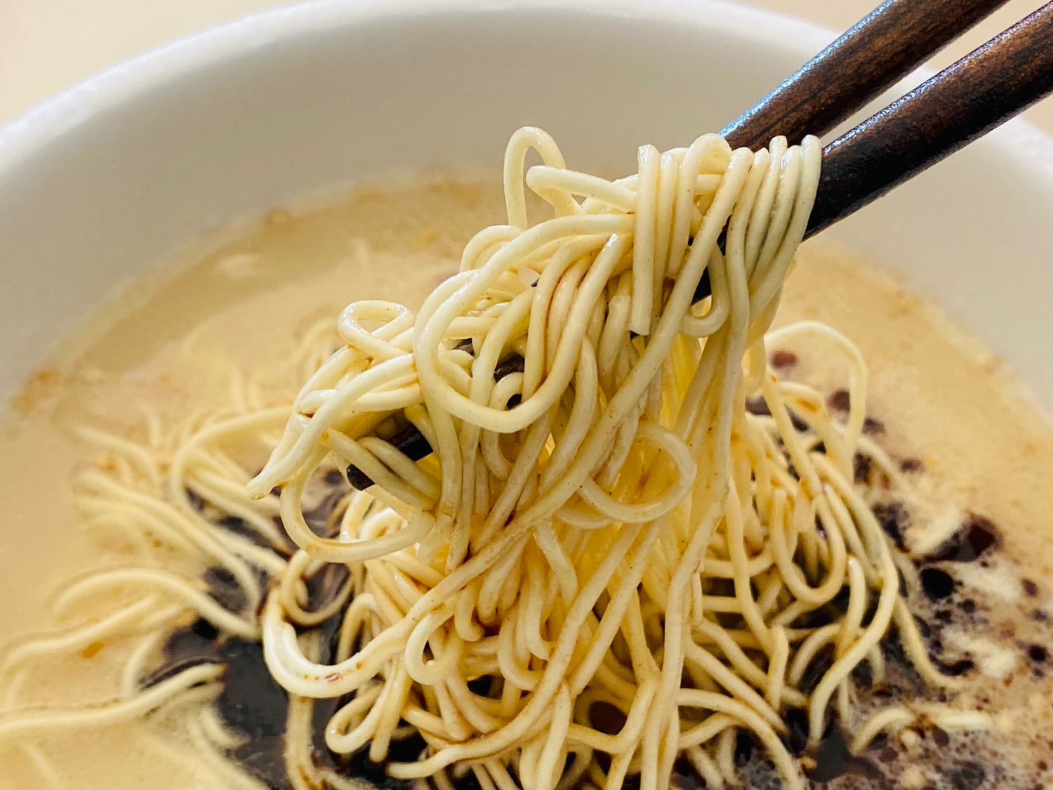 麺とスープだけ 漆黒マー油豚骨ラーメン 20012