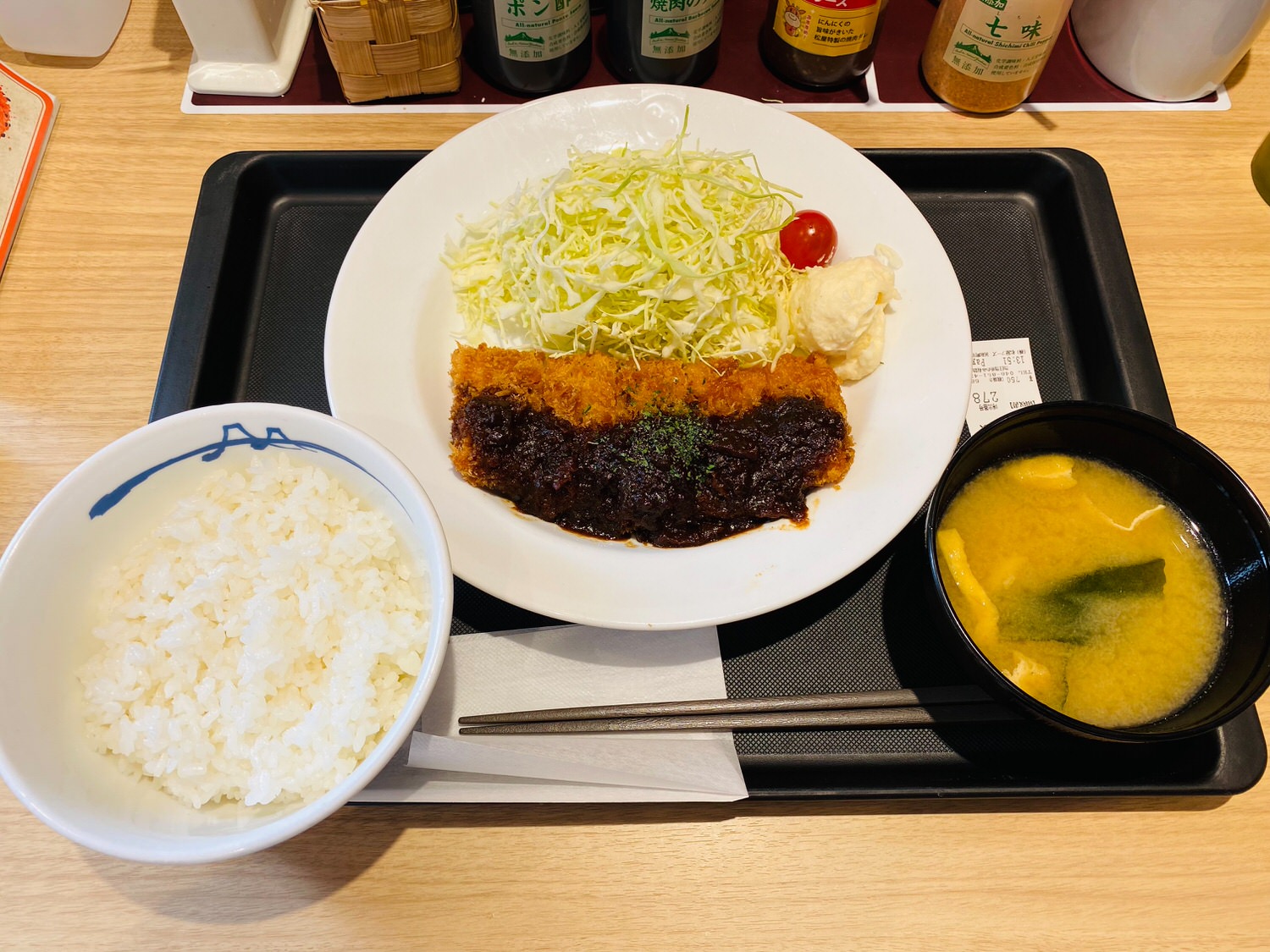 鶏肉で包んだハムチーズ巻きかつ定食 04000