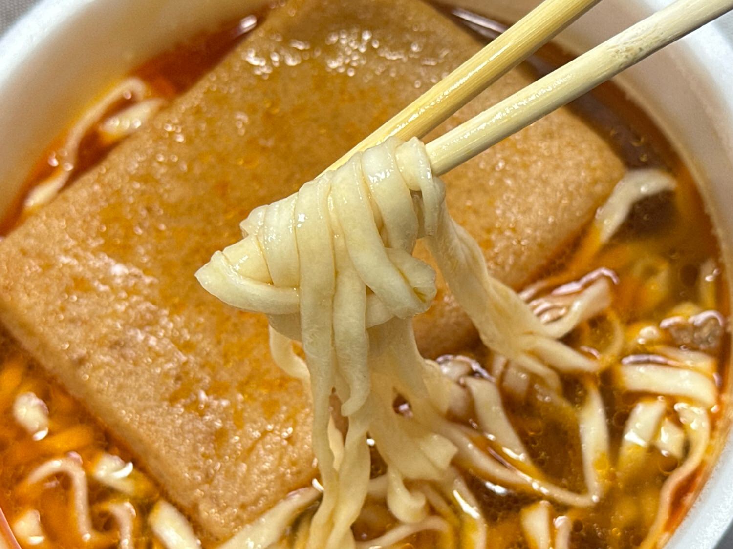 日清のどん兵衛 特盛ラー油肉汁きつねうどん 018