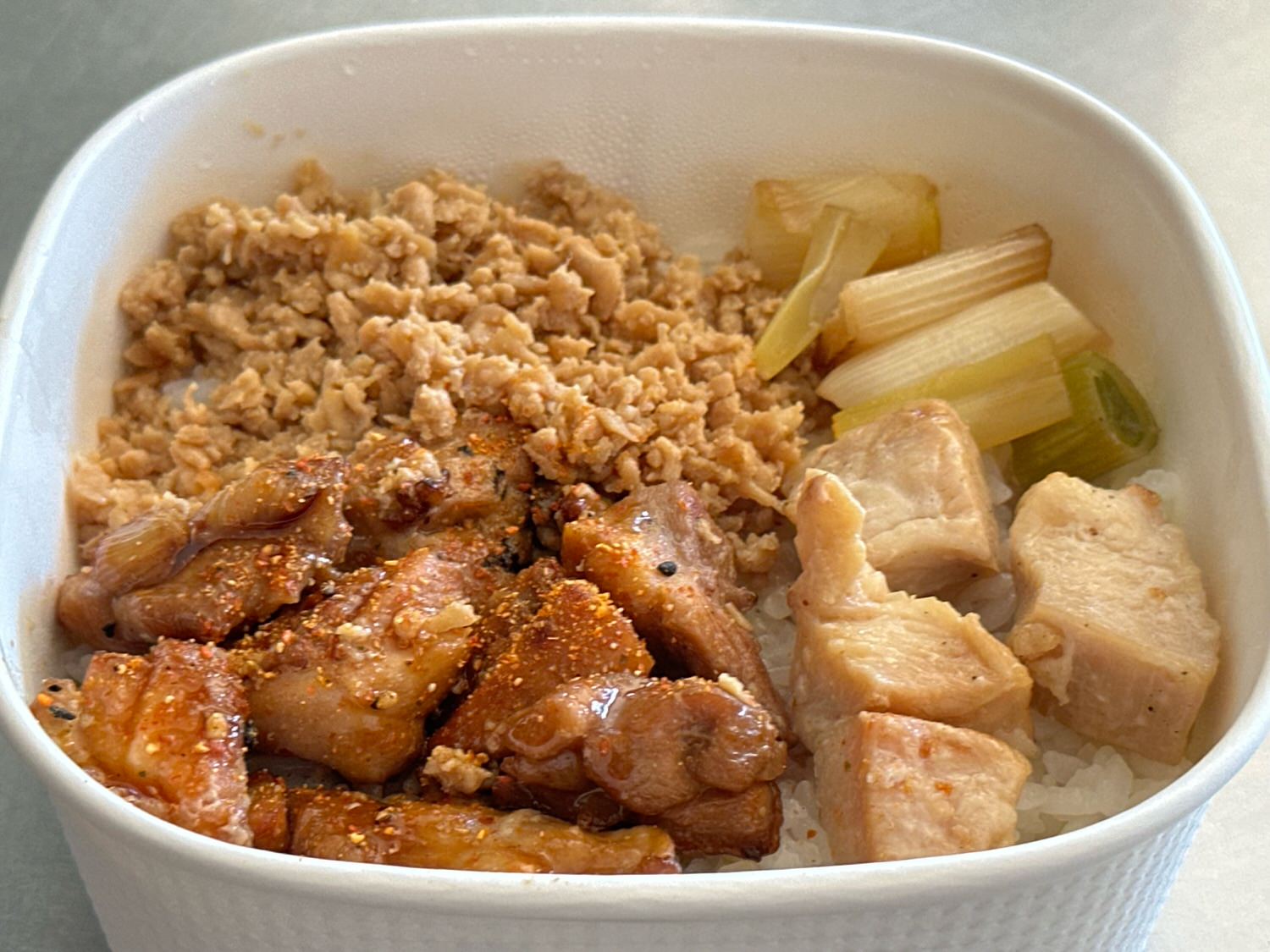 セブンイレブン 炭火焼き鳥丼 ももタレ・むね塩