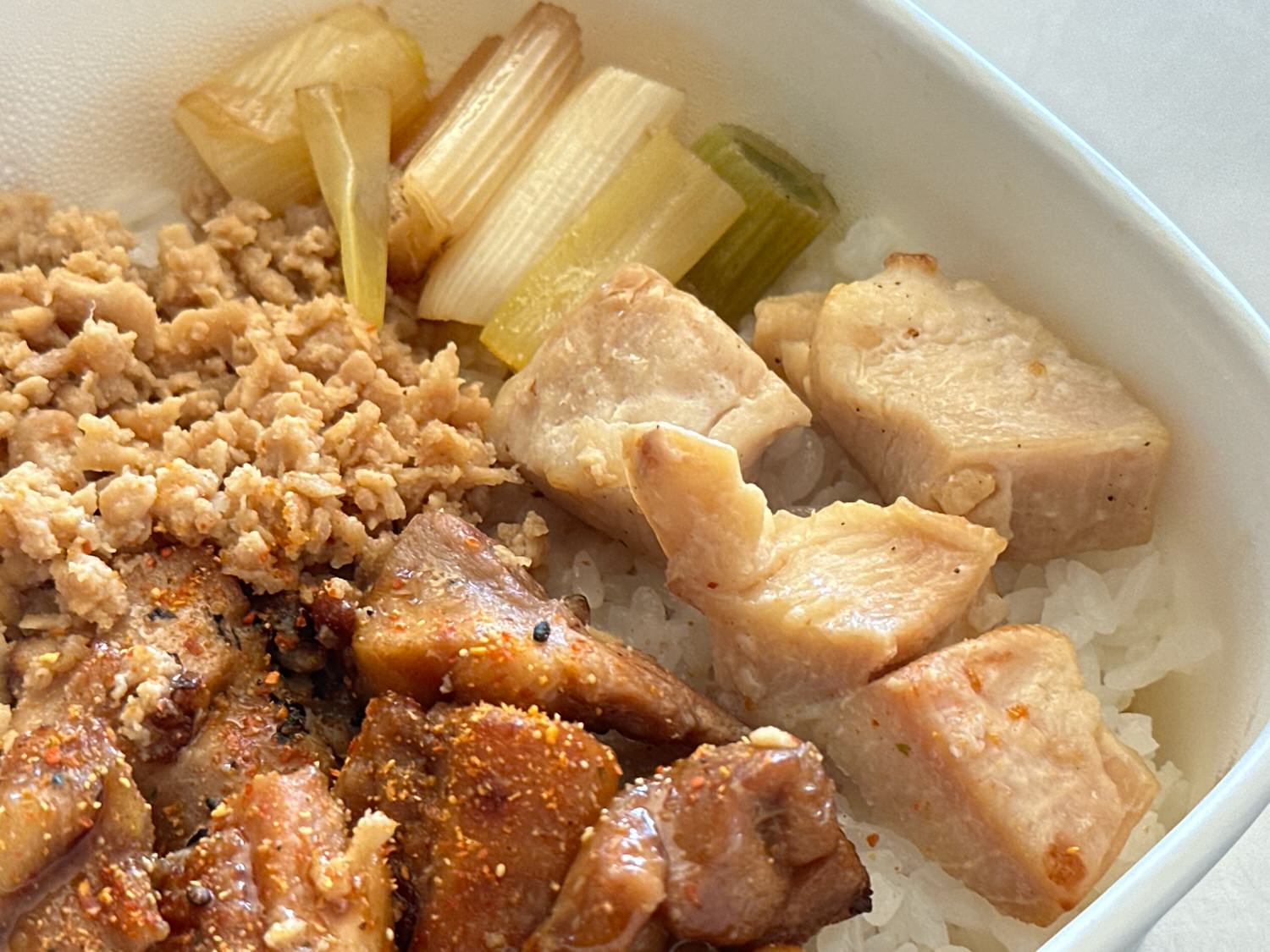 セブンイレブン 炭火焼き鳥丼 ももタレ・むね塩