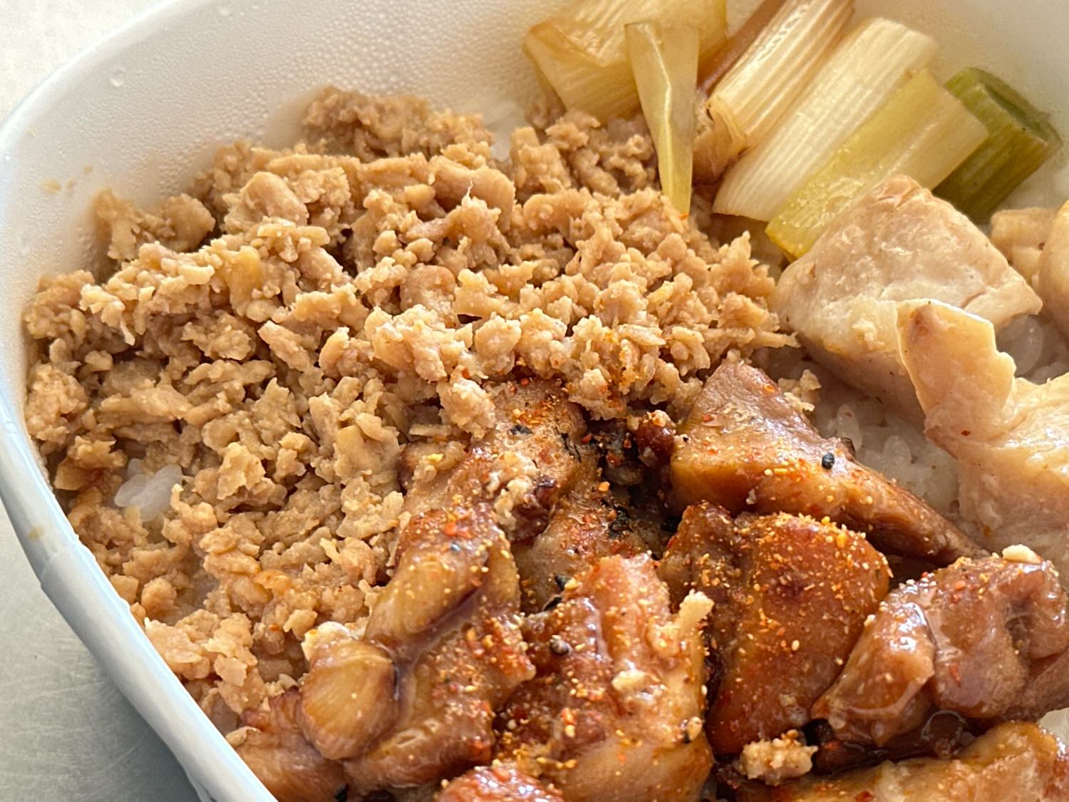 セブンイレブン 炭火焼き鳥丼 ももタレ・むね塩