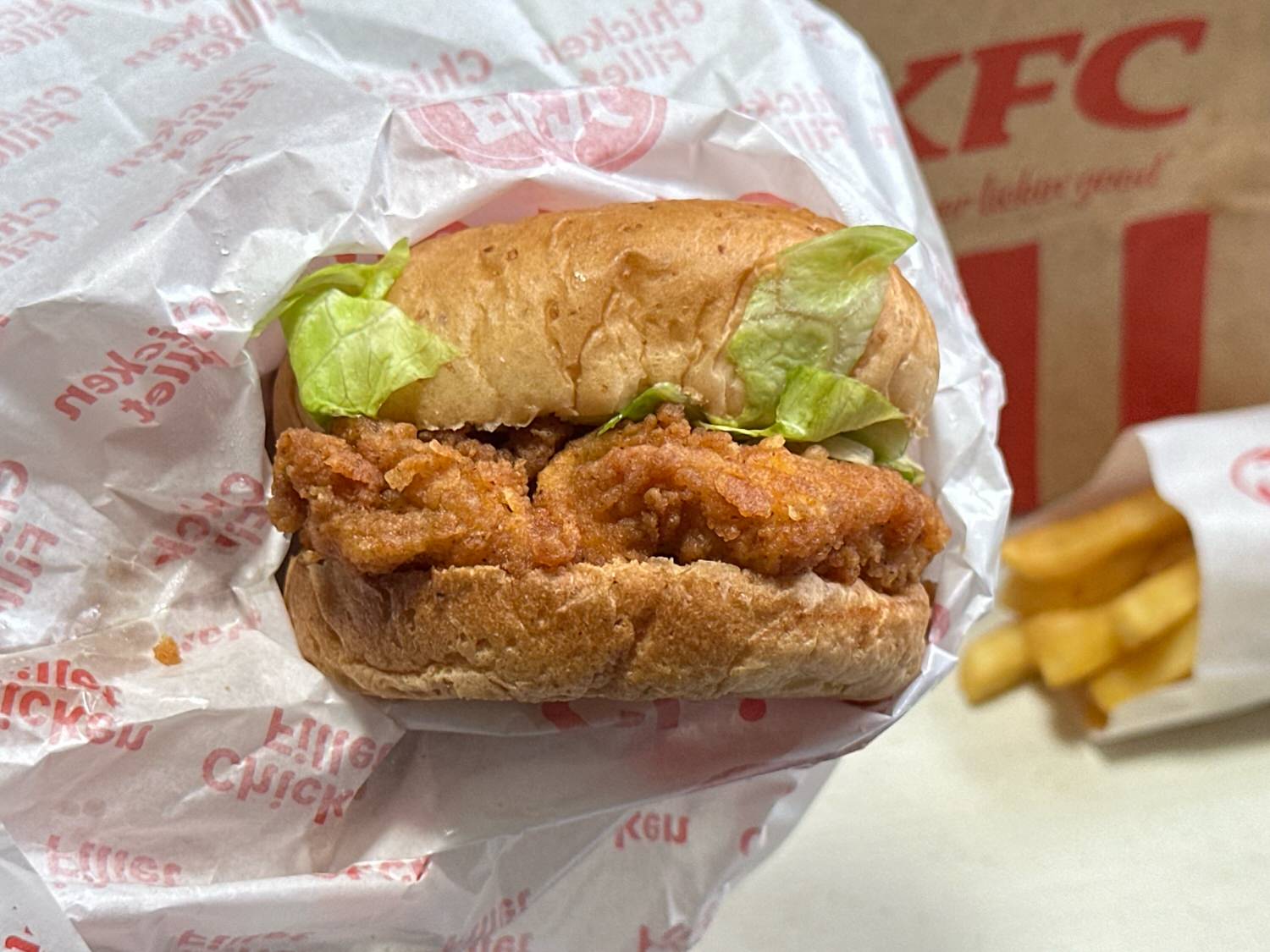 KFC】300円オフキャンペーンで「チキンフィレバーガーセット550円」食べてみた - ネタフル