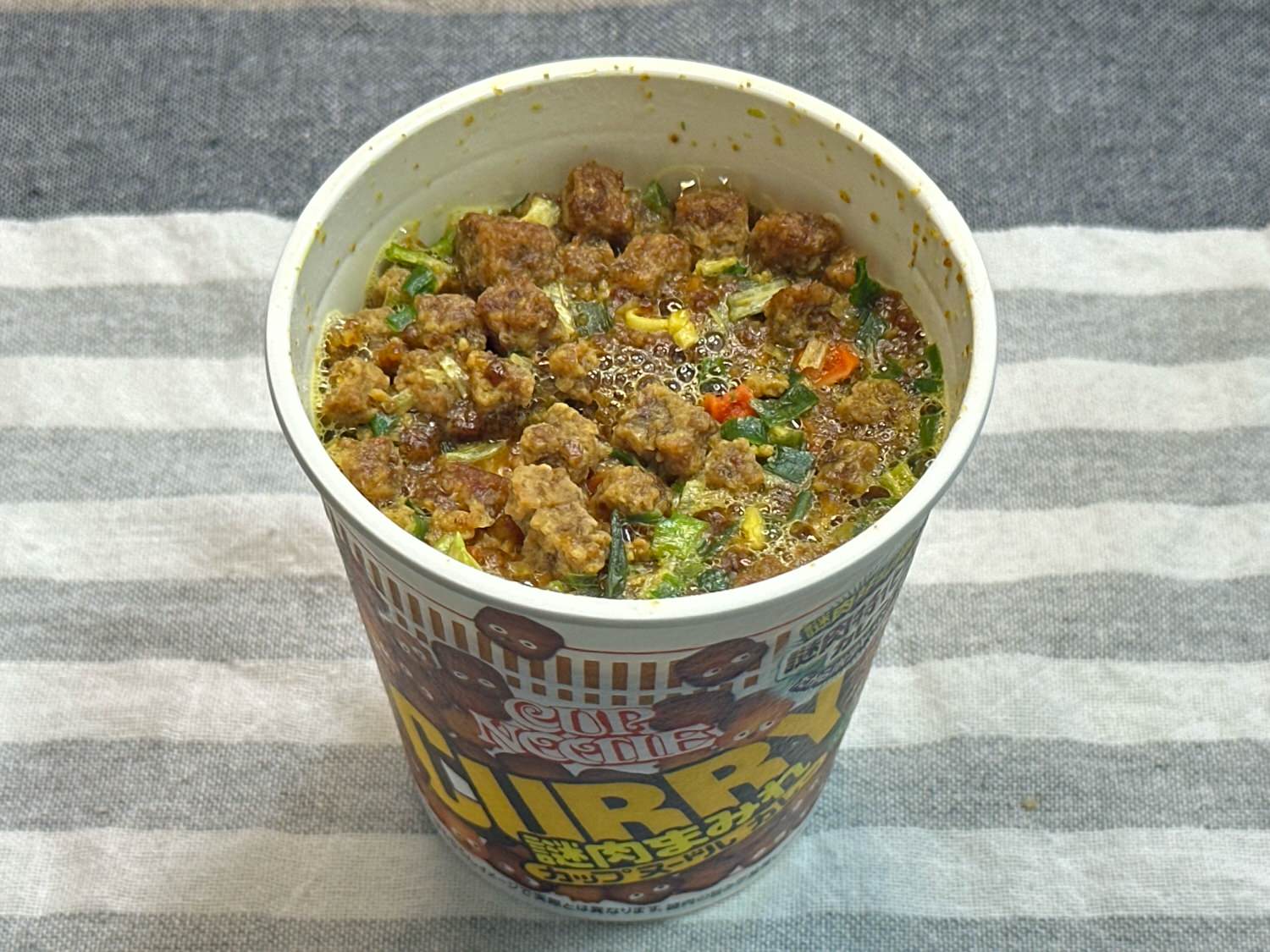 カップヌードル カレー 謎肉まみれ