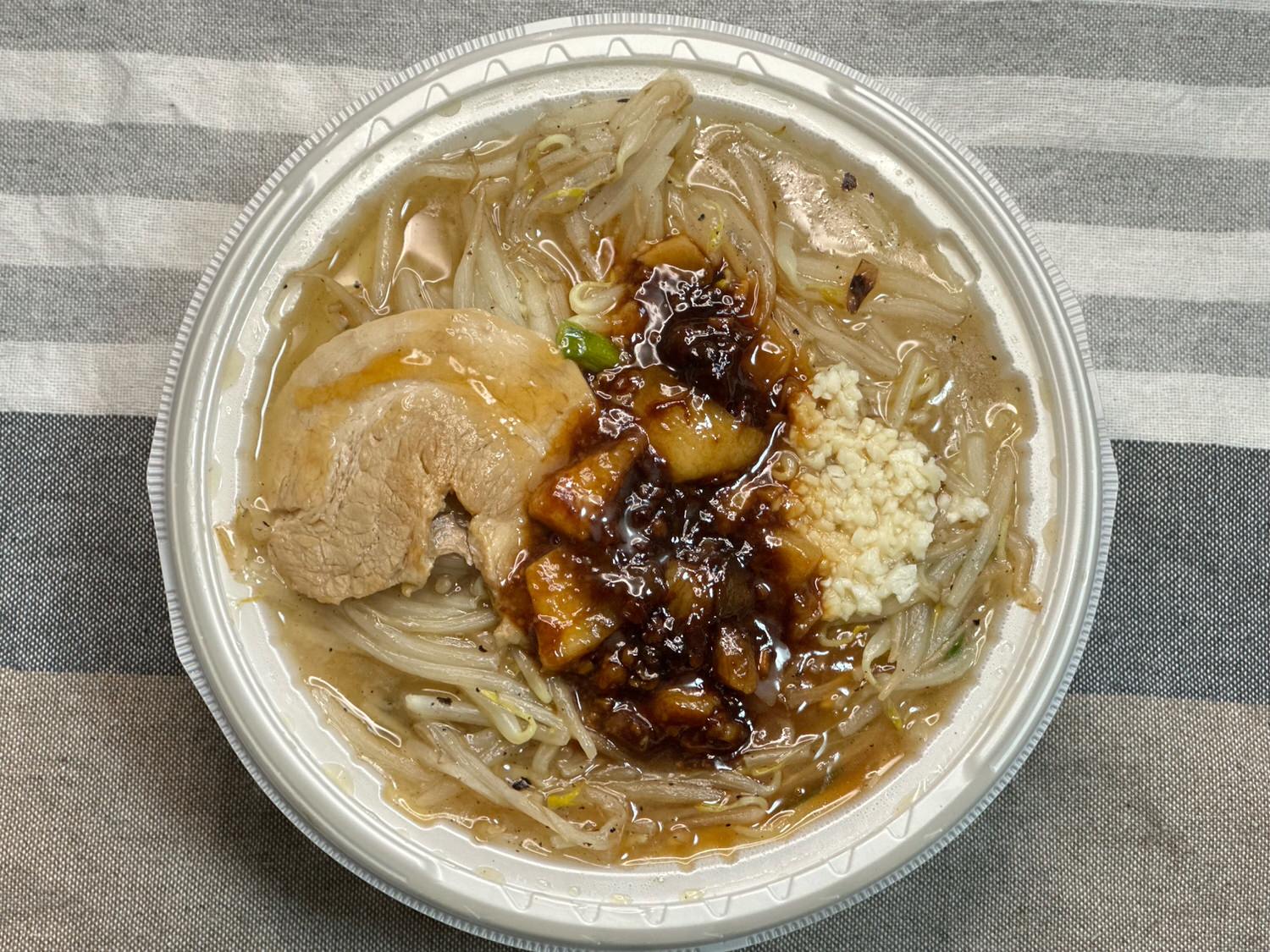 セブンイレブン 二郎丼 背脂にんにく野菜炒め丼 010.