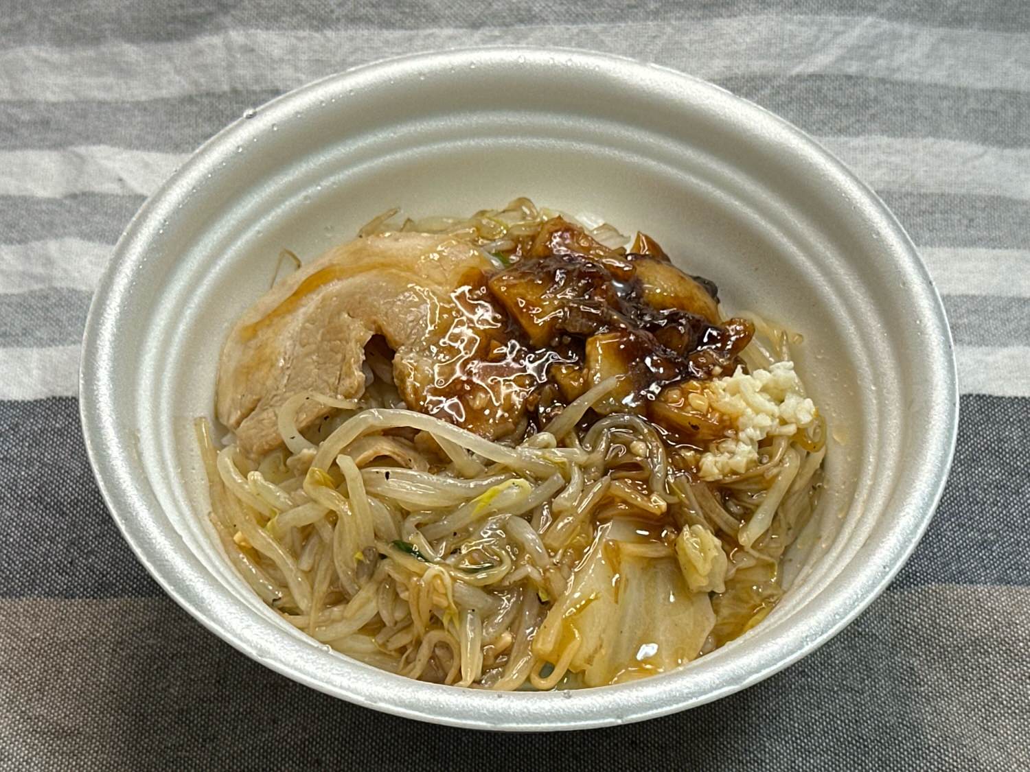 セブンイレブン 二郎丼 背脂にんにく野菜炒め丼 014.