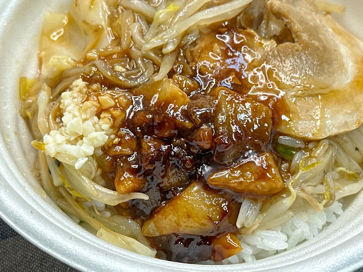 セブンイレブン 二郎丼 背脂にんにく野菜炒め丼 019.