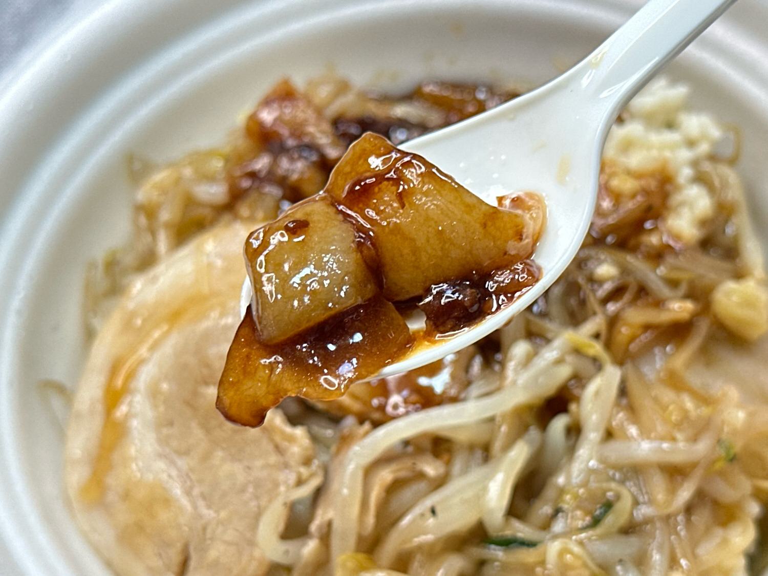 セブンイレブン 二郎丼 背脂にんにく野菜炒め丼 025.