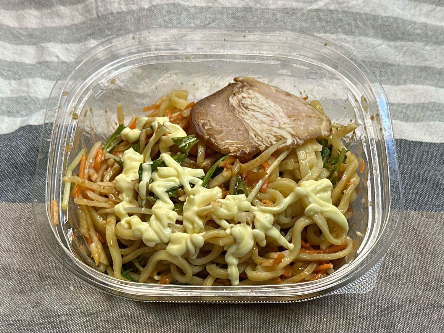 セブンイレブン 禁断のにんにくマヨ 野菜盛りまぜ麺 022.