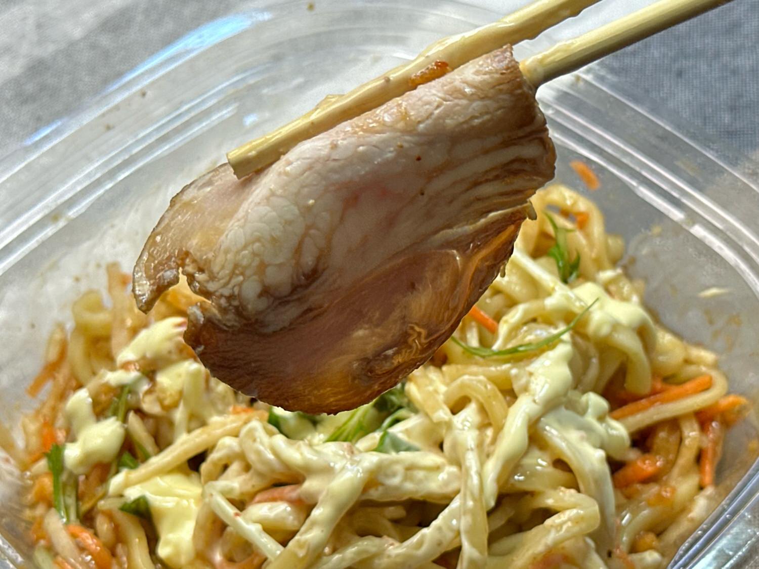 セブンイレブン 禁断のにんにくマヨ 野菜盛りまぜ麺 027.