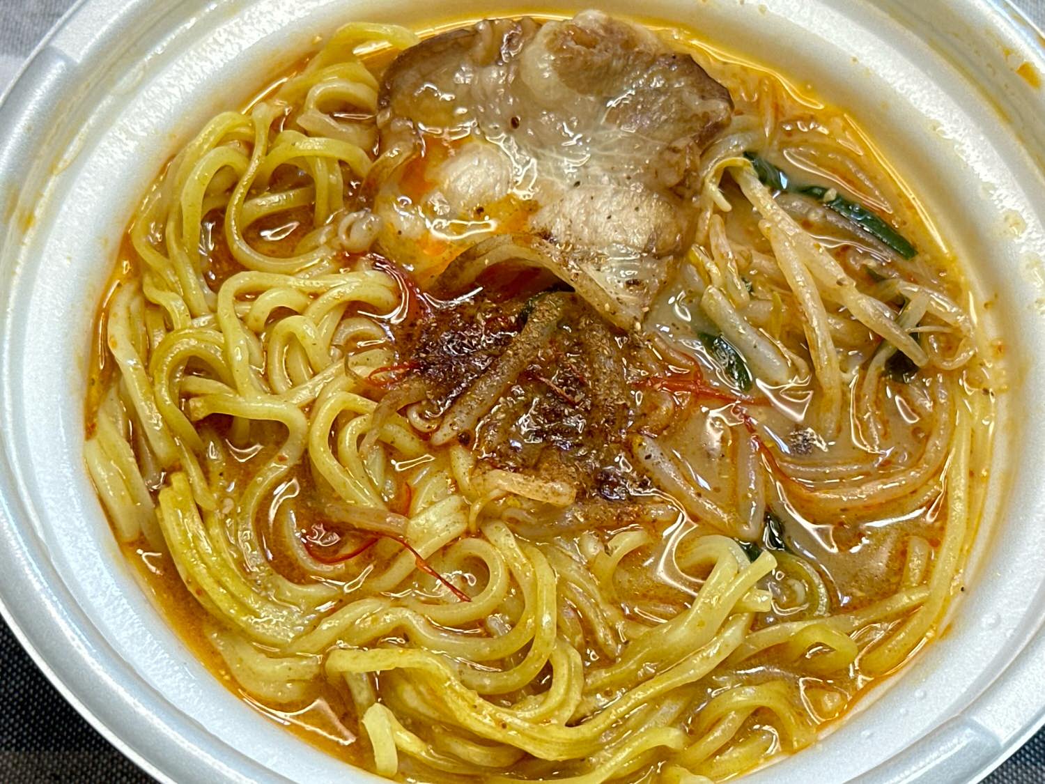 セブンイレブン シビれる辛さ ウマ辛とんこつ味噌ラーメン 014.