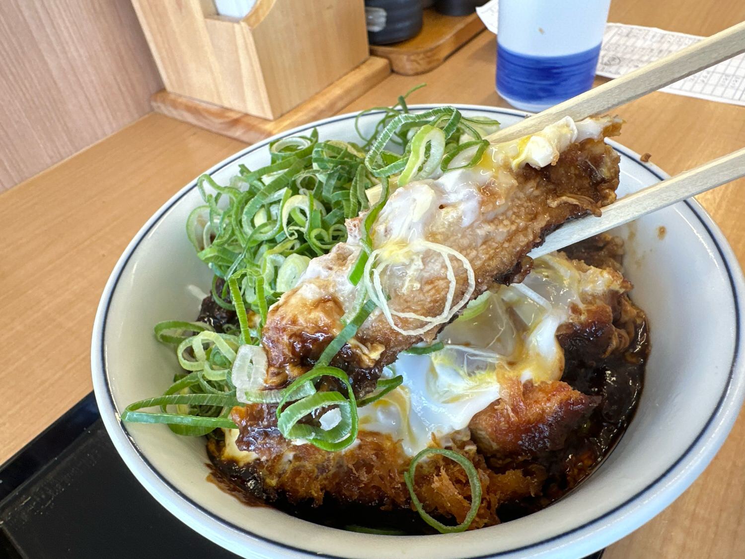 かつや ねぎ味噌ロースカツ丼 010.