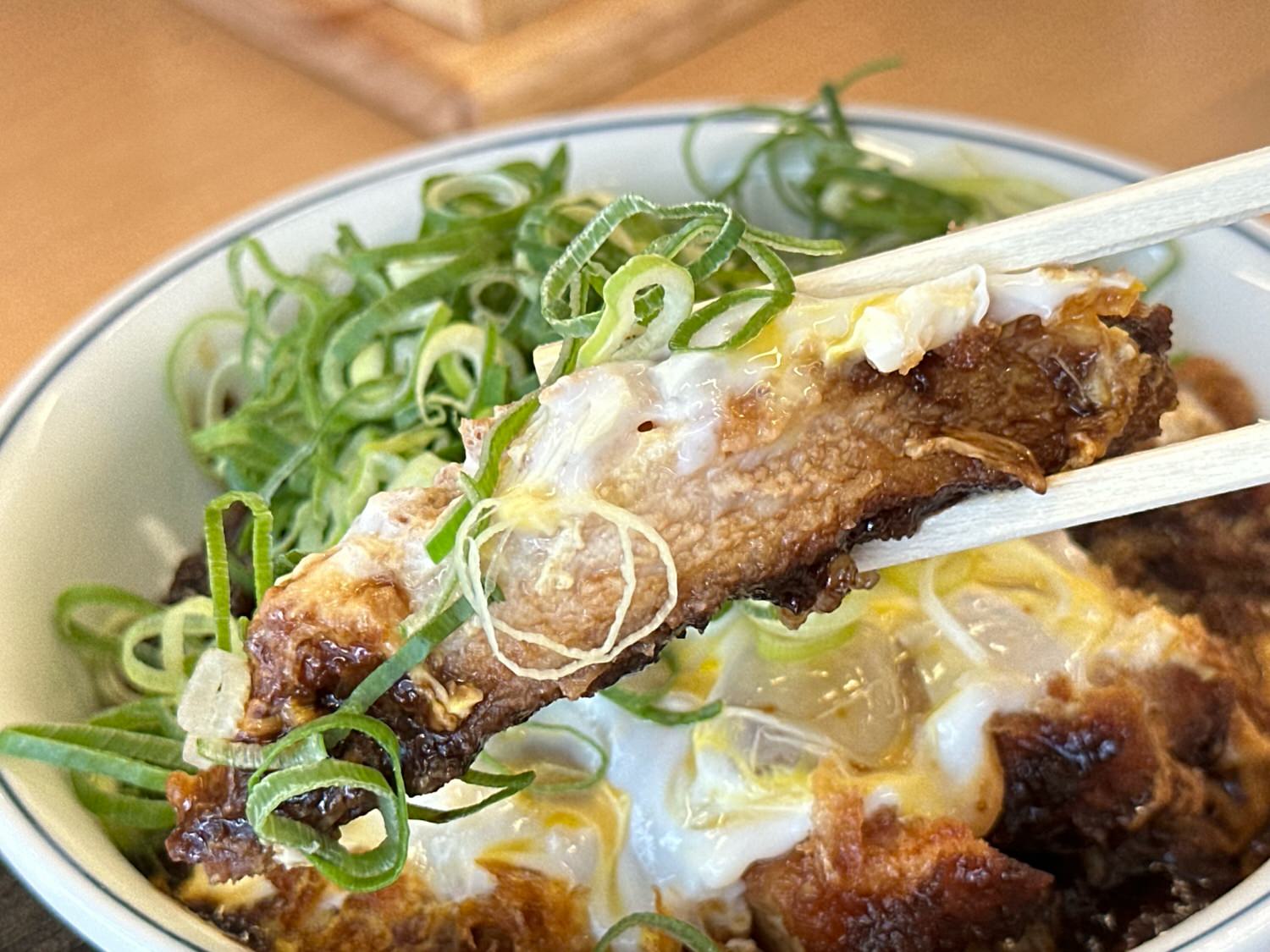 かつや ねぎ味噌ロースカツ丼 015.