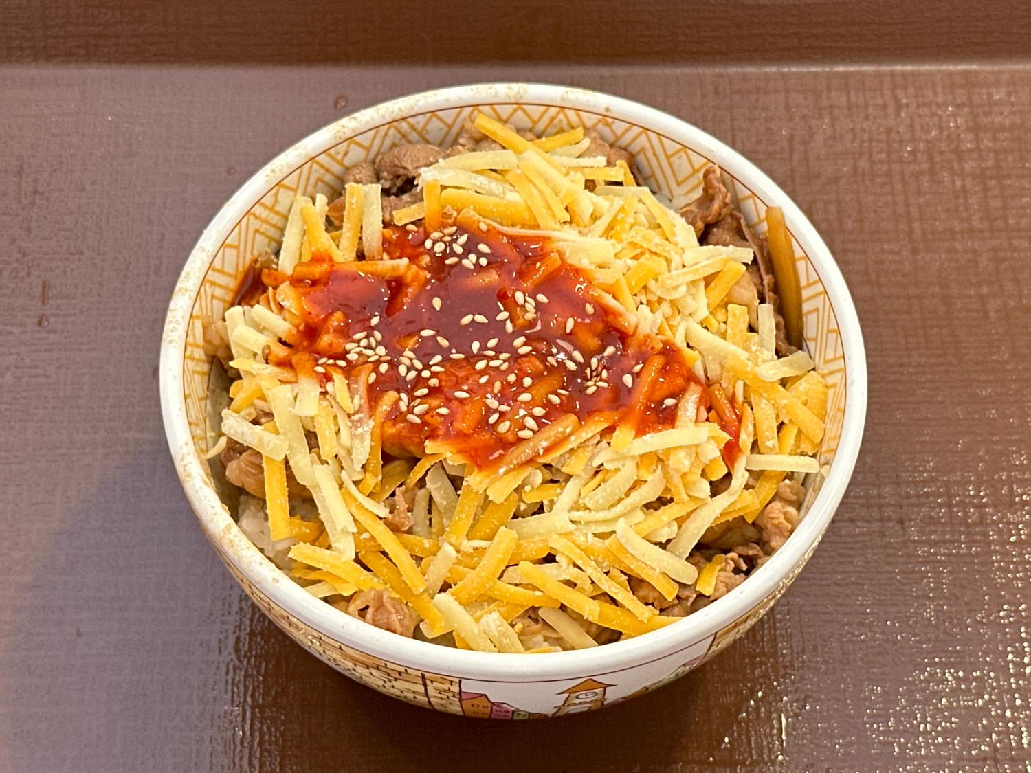 すき家 ヤンニョムチーズ牛丼 002.