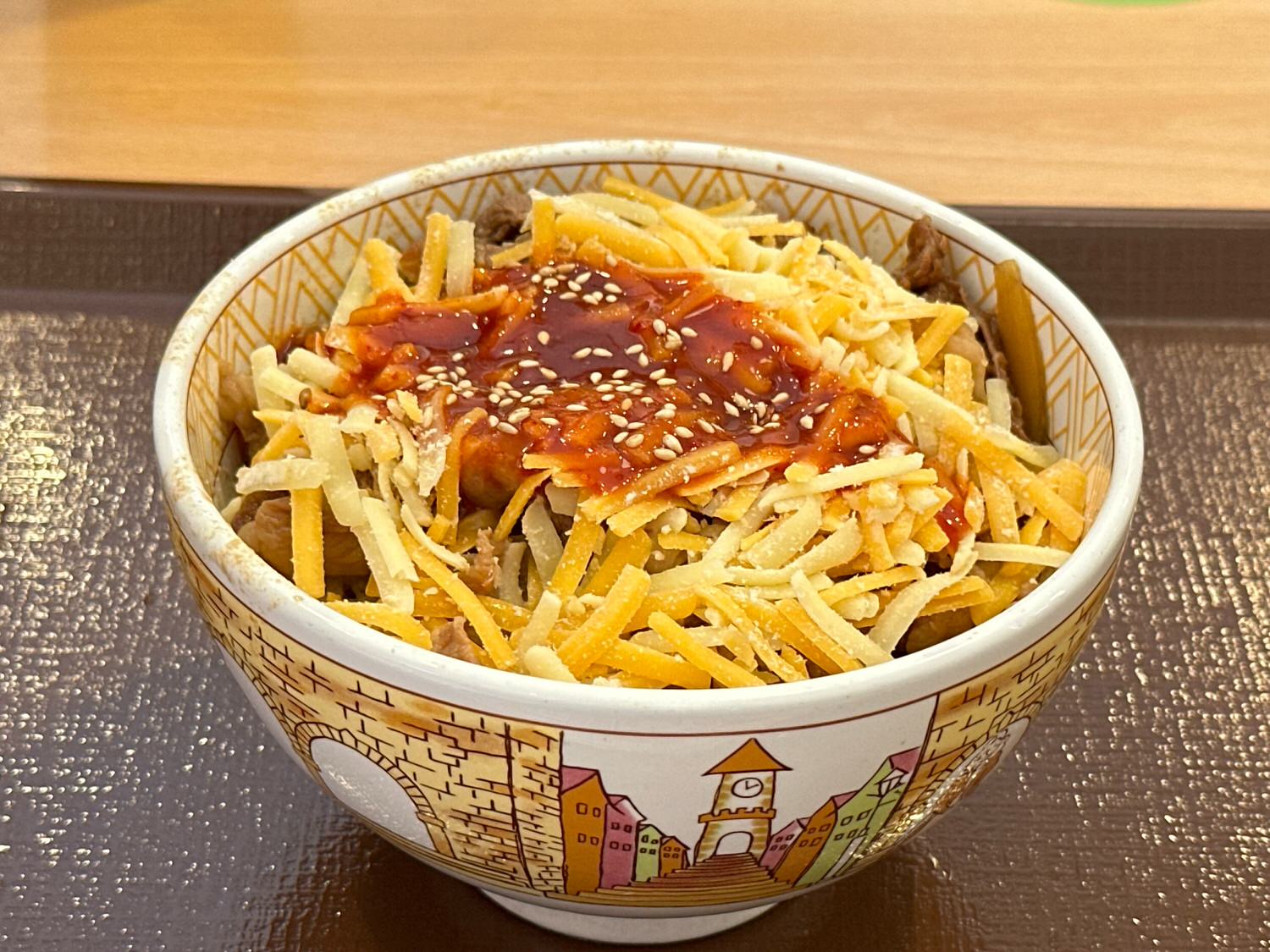 すき家 ヤンニョムチーズ牛丼 006.