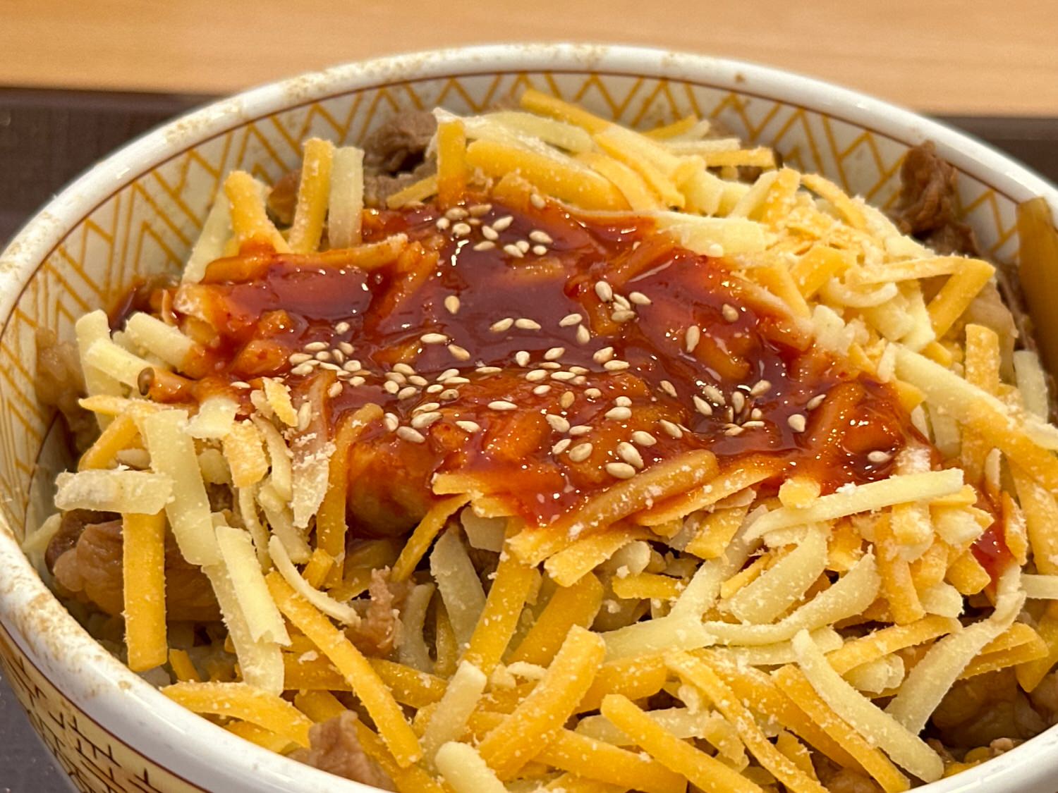 すき家 ヤンニョムチーズ牛丼 009.