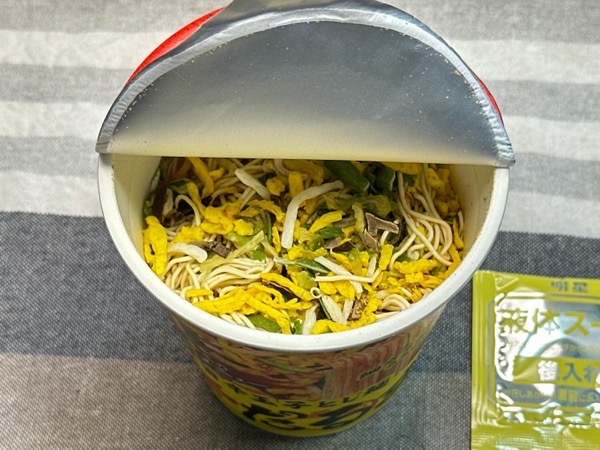 セブンイレブン 辛だるま 旨辛玉子とじ麺 009.