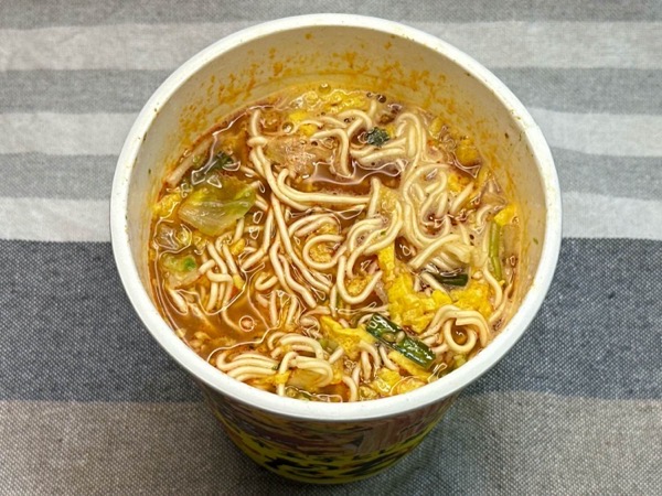 セブンイレブン 辛だるま 旨辛玉子とじ麺 018.