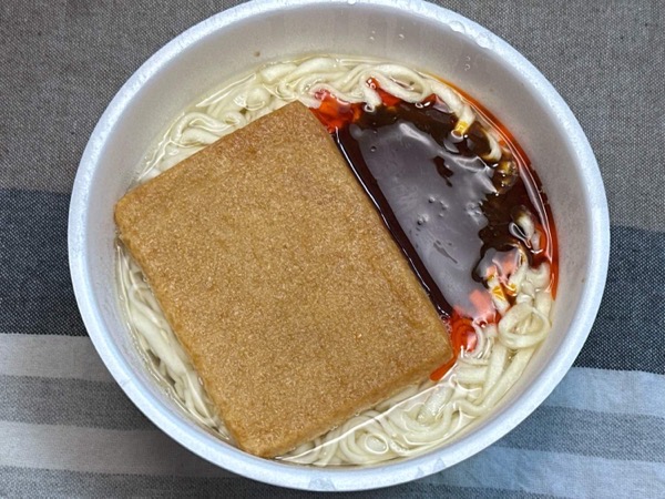 日清 辛どん兵衛 特盛きつねうどん 010.