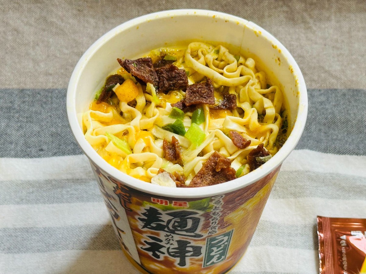 麺神カップ牛だしチーズカレー味うどん 011.