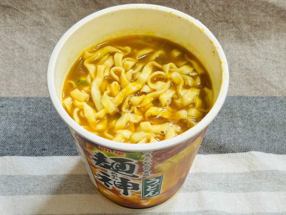 麺神カップ牛だしチーズカレー味うどん 014.