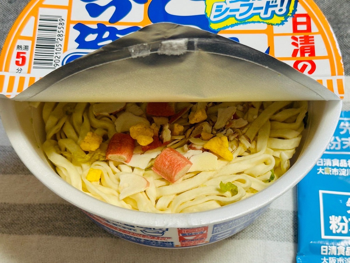 日清のどん兵衛 カップヌードルシーフードうどん 007.