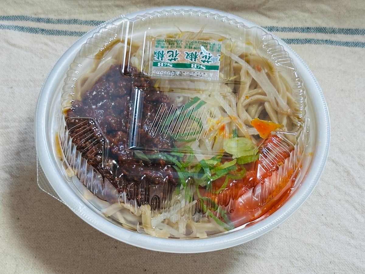 セブンイレブン とみ田監修 ウマ辛豚ラーメン 009.