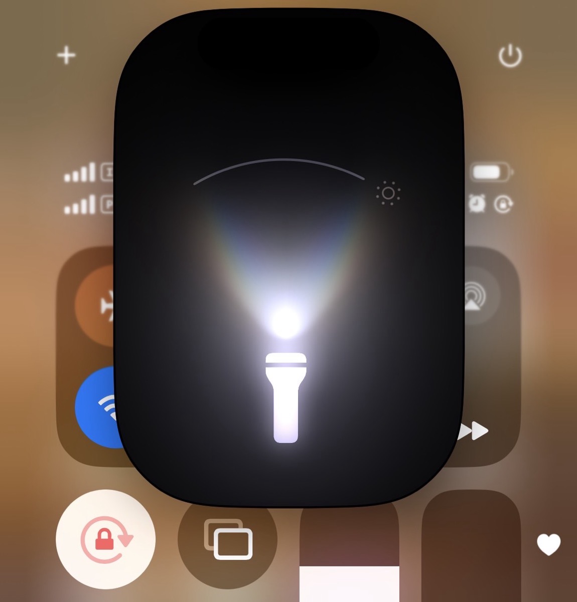 iOS 18 懐中電灯の明るさや照らす範囲を調整する方法 001.