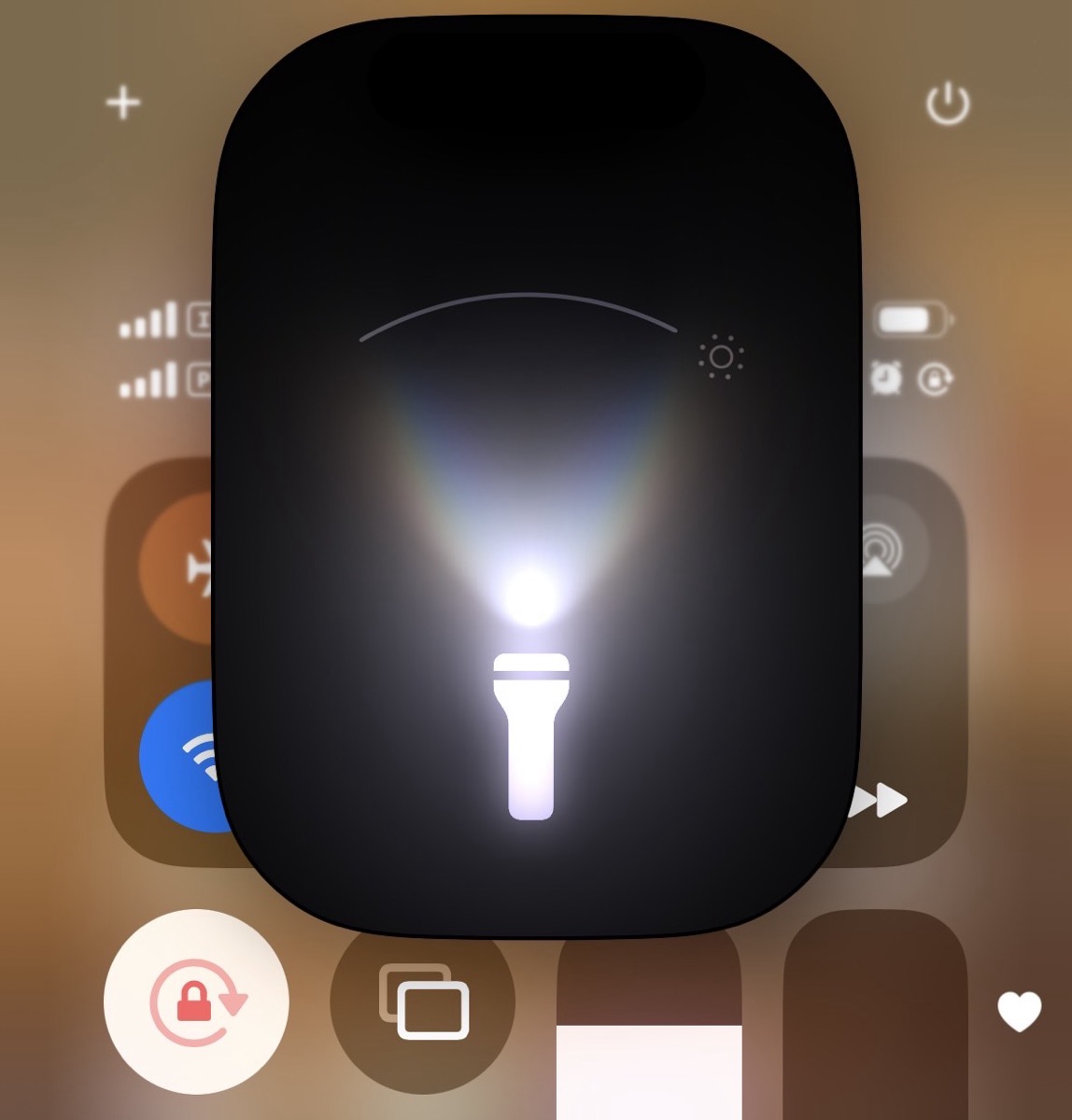iOS 18 懐中電灯の明るさや照らす範囲を調整する方法 002.