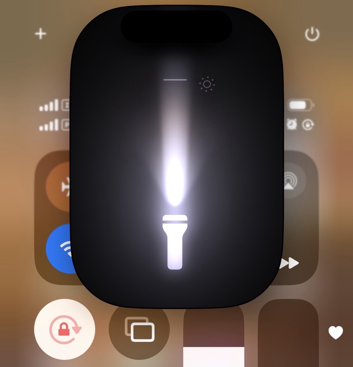 iOS 18 懐中電灯の明るさや照らす範囲を調整する方法 004.