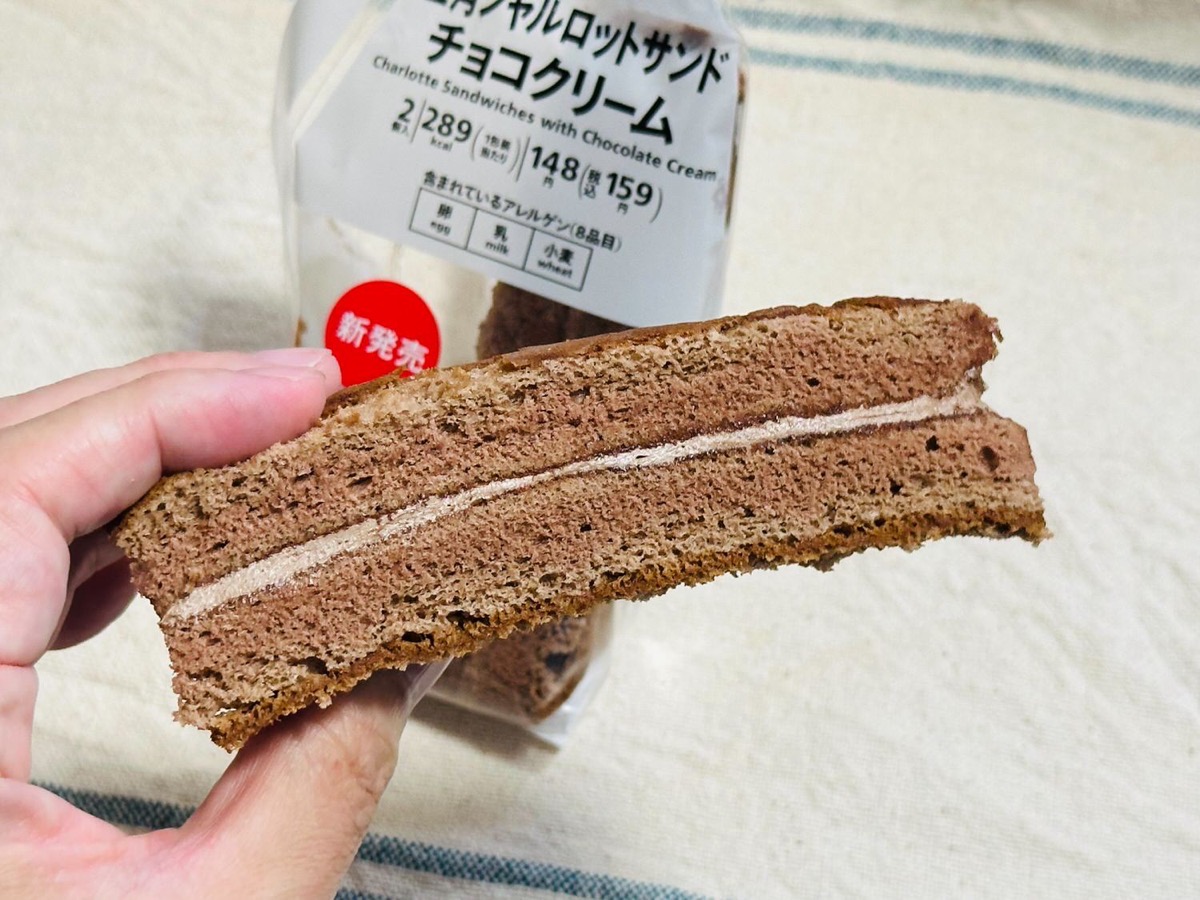 セブンイレブン 三角シャルロットサンド チョコクリーム 005.