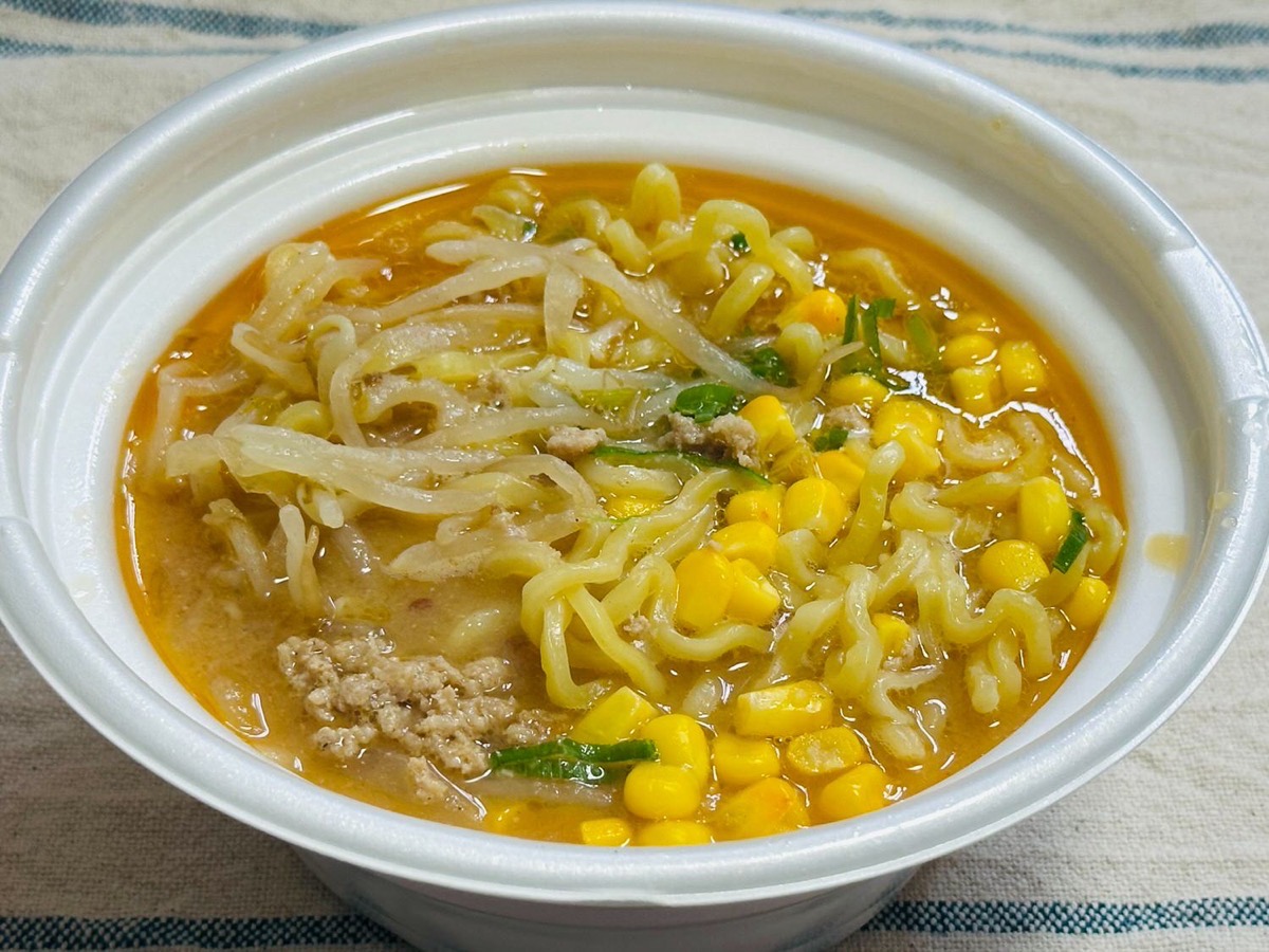 セブンイレブン 味噌バターコーンラーメン 015.