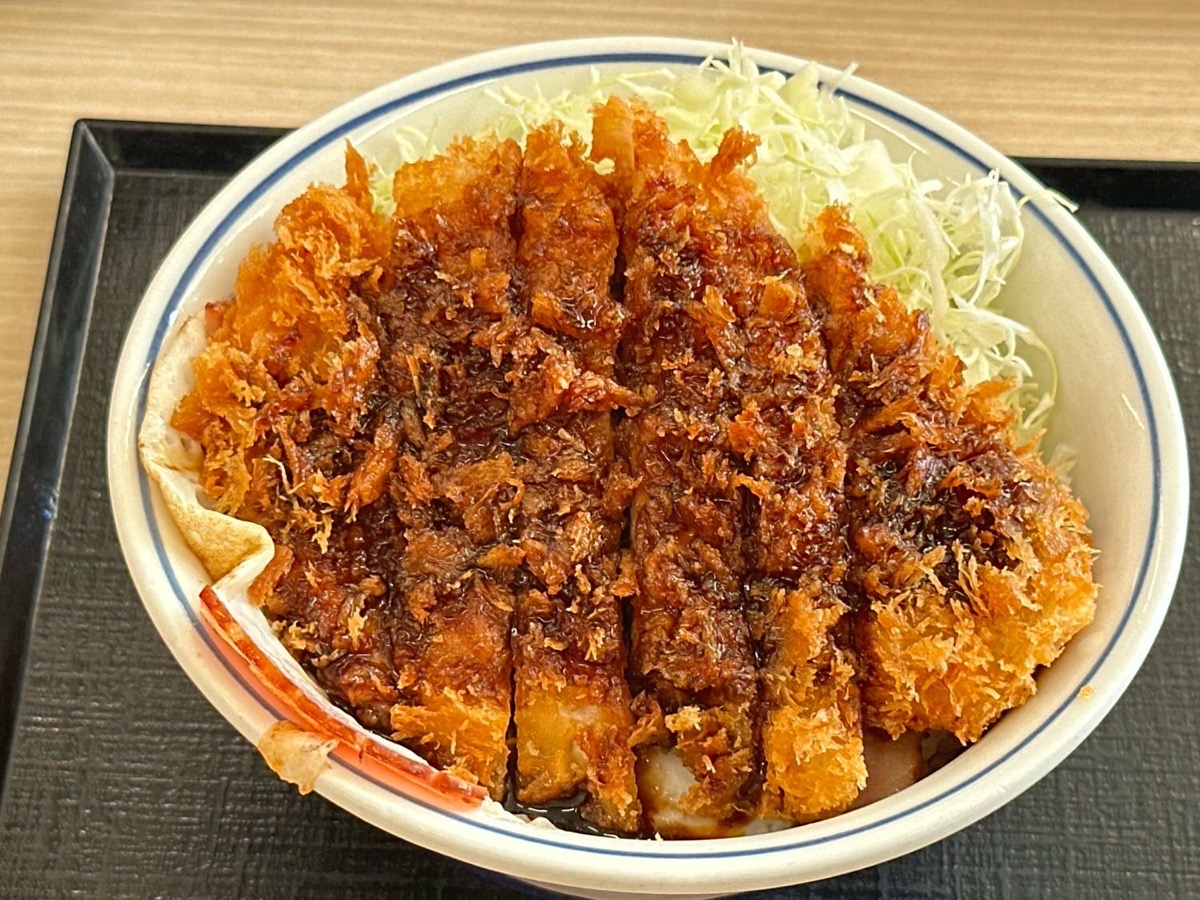 かつや ど真ん中ベーコンエッグソースカツ丼 004.