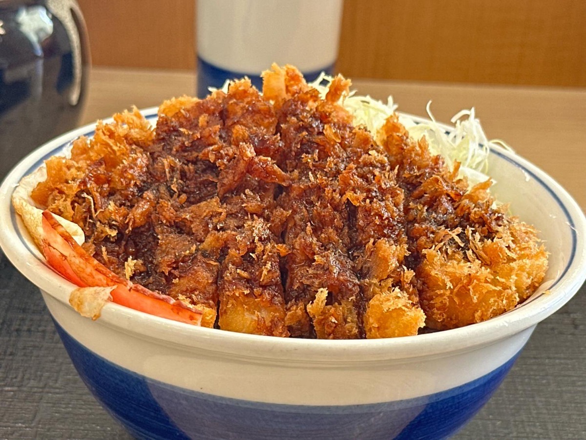 かつや ど真ん中ベーコンエッグソースカツ丼 005.