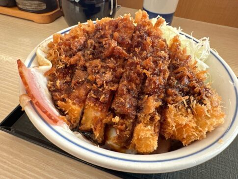 【かつや】「ど真ん中ベーコンエッグソースカツ丼」食べてベーコンエッグを探した